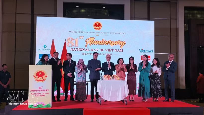 Diplomats and officials pose for a photo at the ceremony held by the Vietnamese Embassy in India on October 21, 2026. (Photo: VNA)