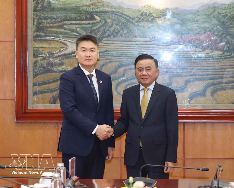 Tran Cam Tu, Politburo member and Standing member of the Communist Party of Vietnam (CPV) Central Committee’s Secretariat (R) receives Lao youth delegation (Photo: VNA)
