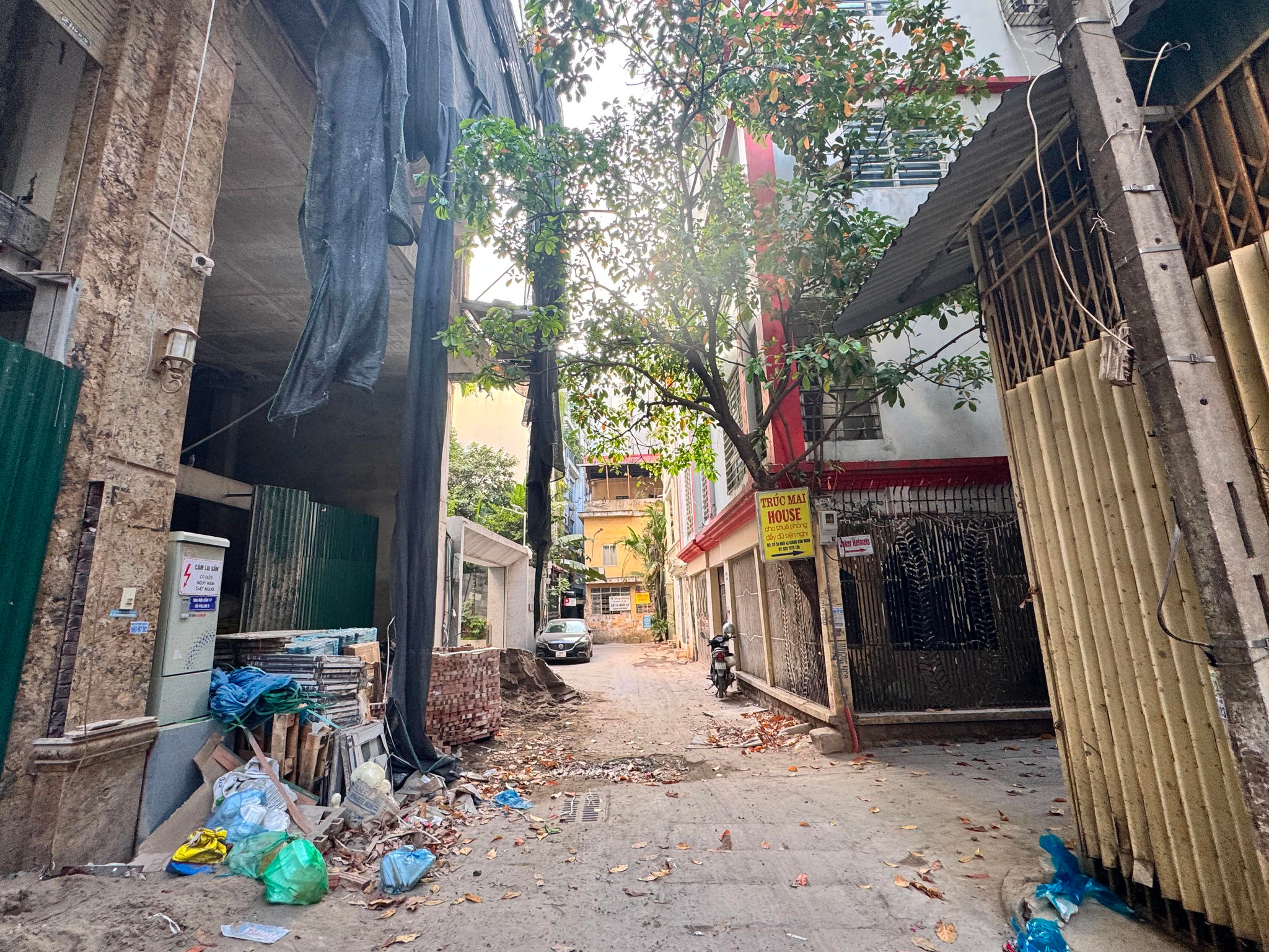 Rác thải, vật liệu, cát vương vãi tại khu vực có công trình xây dựng gây tình trạng ô nhiễm bụi trong ngõ dân sinh