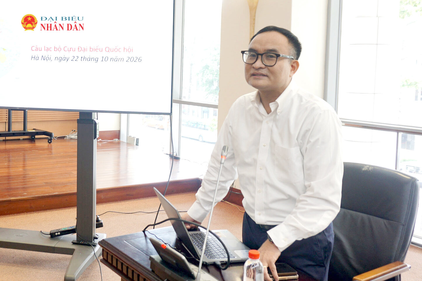 Vụ trưởng Vụ Chính sách đối ngoại, Bộ Ngoại giao, PGS. TS Lê Đình Tĩnh trình bày báo cáo chuyên đề về tình hình thế giới và hoạt động đối ngoại của Đảng và Nhà nước trong thời gian qua
