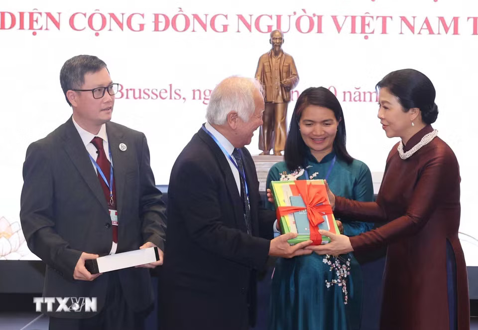 Bà Ngô Phương Ly, Phu nhân Tổng Bí thư, Chủ tịch nước tặng sách Tiếng Việt cho Hội người Việt Nam tại Bỉ