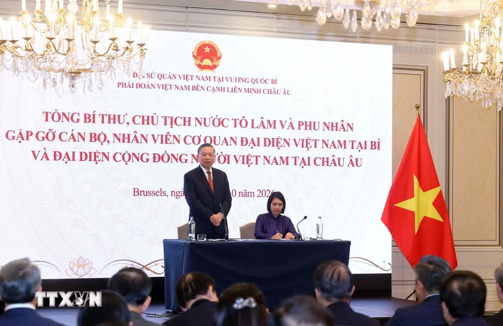 Tổng Bí thư, Chủ tịch nước Tô Lâm nói chuyện thân mật với cán bộ, nhân viên Đại sứ quán Việt Nam tại Bỉ và đại diện cộng đồng người Việt Nam tại châu Âu