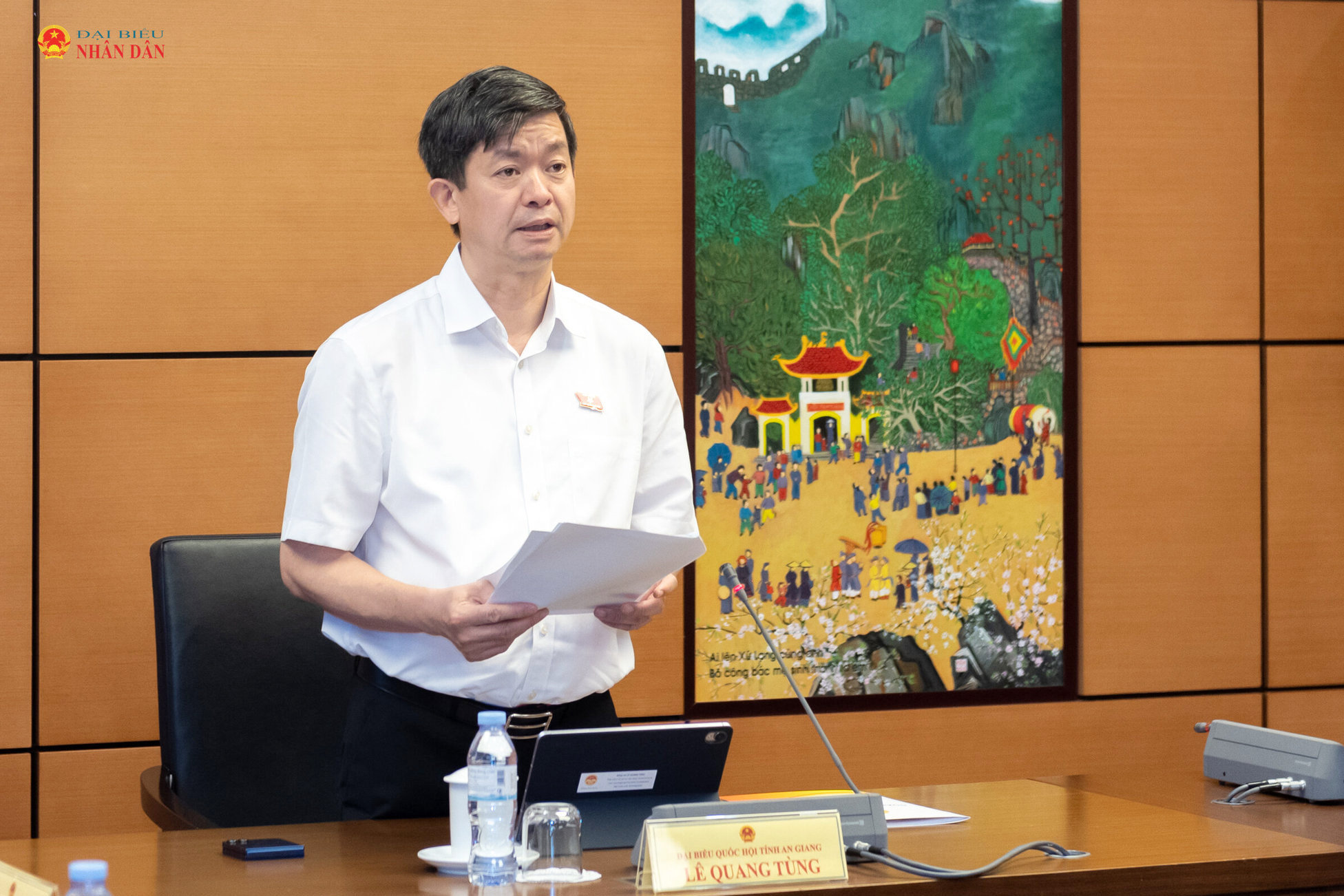 Trưởng Đoàn đại biểu Quốc hội tỉnh An Giang Lê Quang Tùng điều hành phiên thảo luận tổ