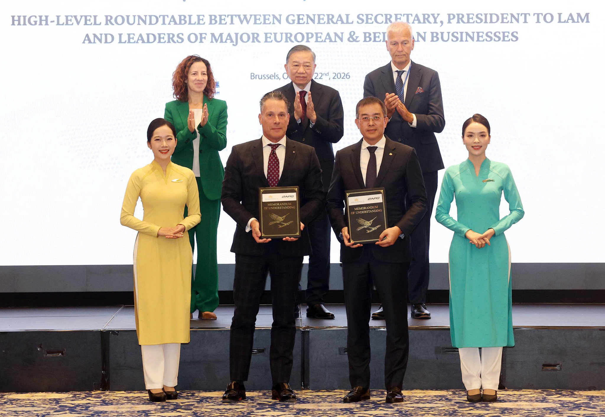 1. Chủ tịch HĐQT Đặng Ngọc Hòa và ông Johannes van der Velden - TGĐ, thành viên HĐQT APG Inc trao MOU tại Tọa đàm Doanh nghiệp Việt Nam - Châu Âu (Ảnh_ TTXVN)