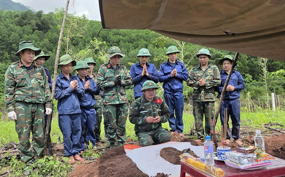 Hài cốt liệt sĩ được tổ chức thờ cúng theo quy định trước khi đưa về bảo quản