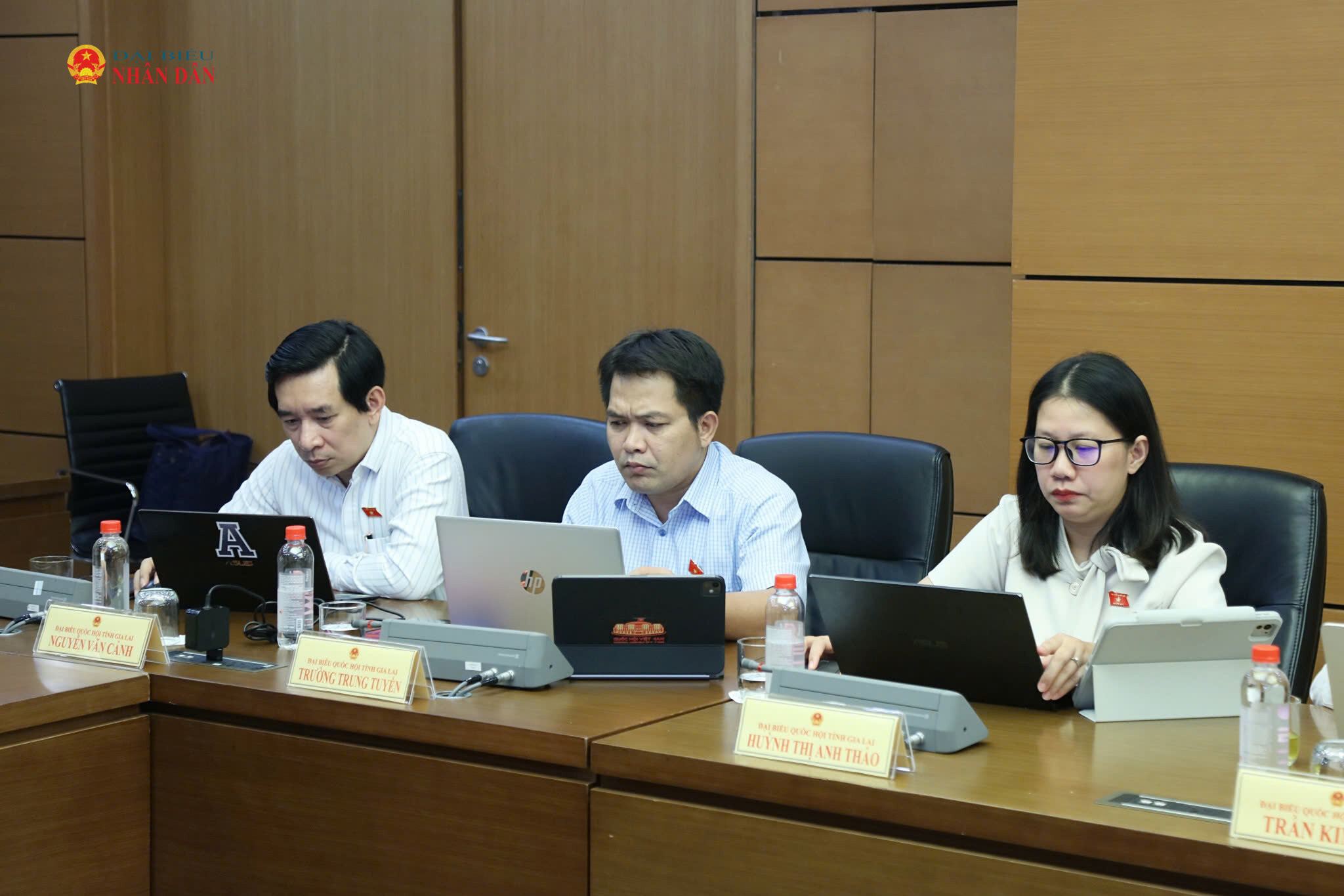 Các ĐBQH tỉnh Gia Lai tham dự thảo luận tổ. Ảnh: An Nhiên