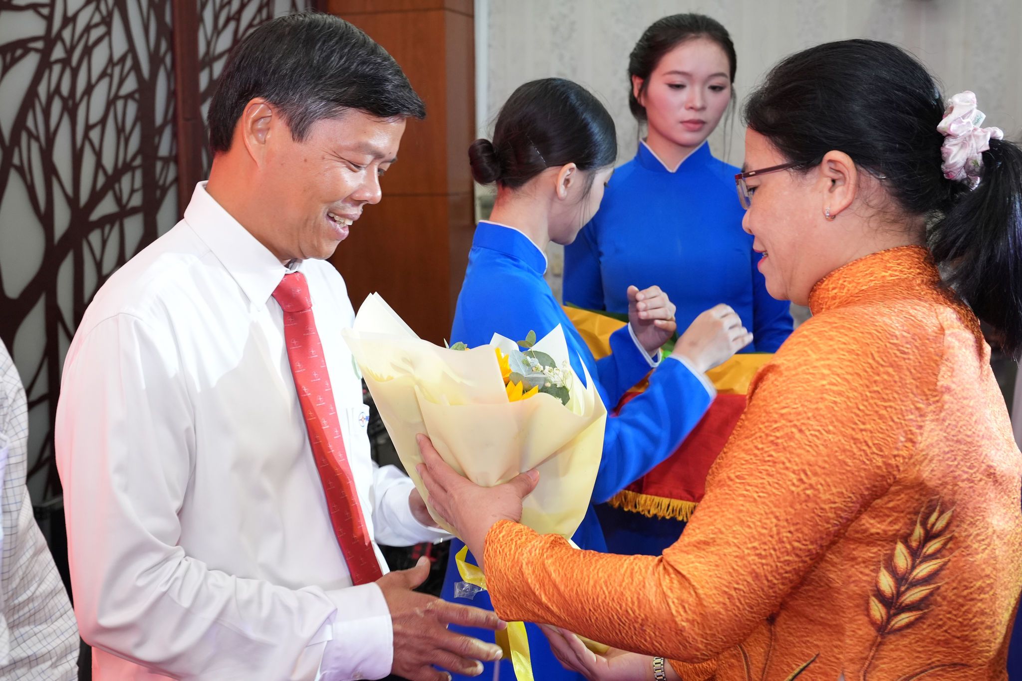 Chủ tịch Công đoàn EVNHCMC Lê Văn Minh đại diện Công đoàn Tổng công ty nhận hoa tuyên dương dành cho tập thể được khen thưởng cấp thành phố