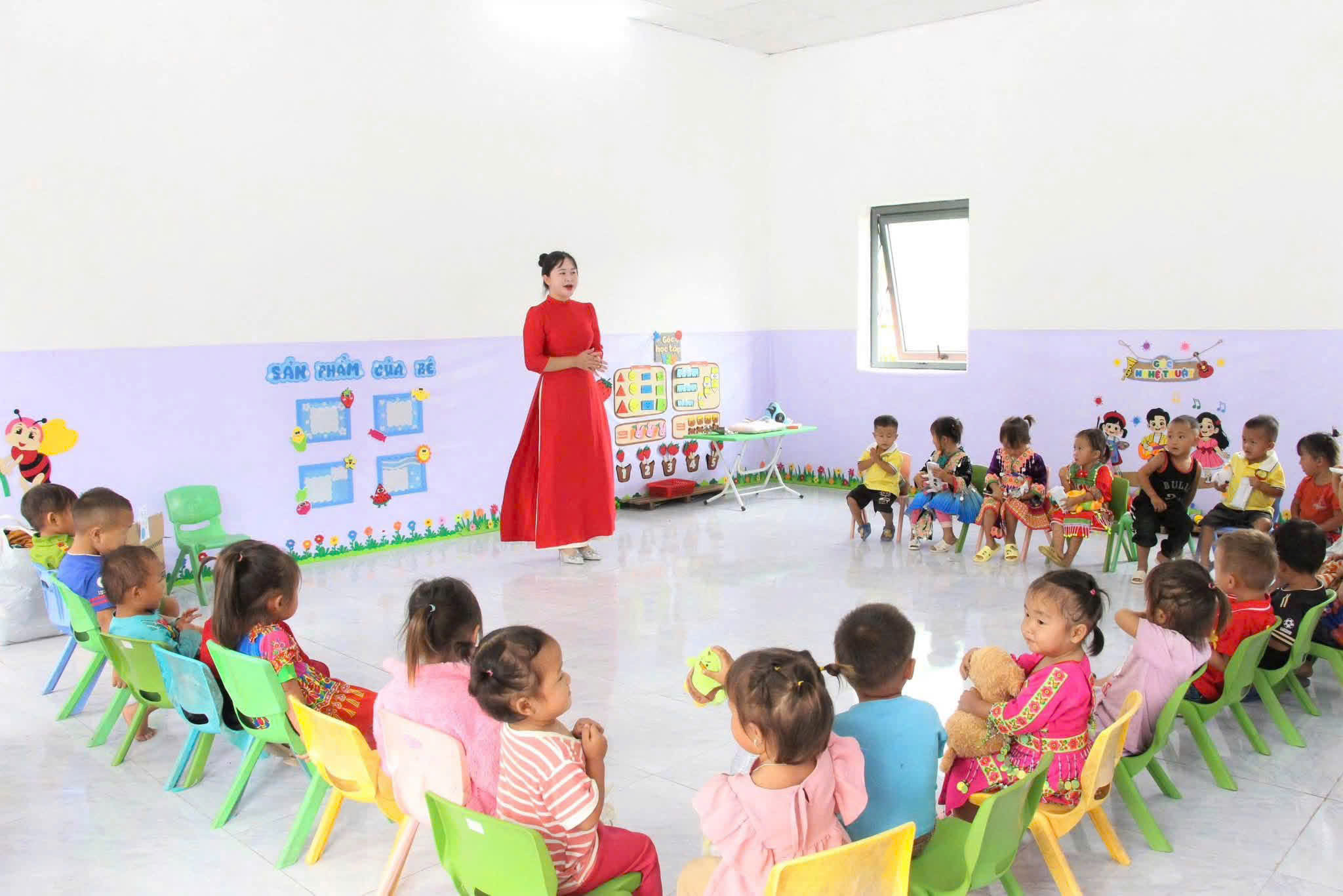 Cô và trò Trường Mầm non Ma Sang vui mừng đón những tiết học đầu tiên tại điểm trường mới.