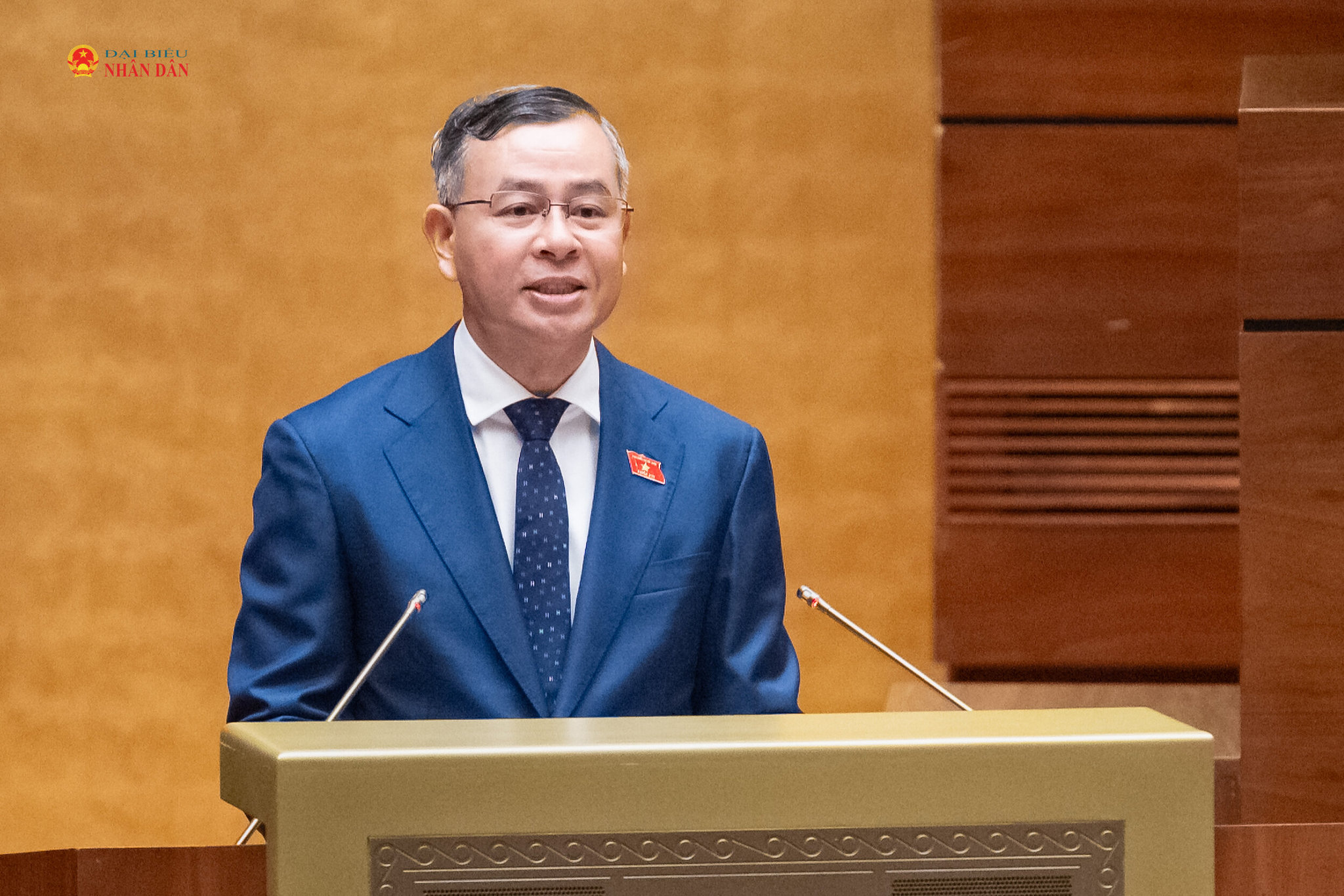 Bộ trưởng Bộ Tài chính Ngô Văn Tuấn trình bày tờ trình về 05 dự án: Luật Ngân sách nhà nước (hợp nhất); Luật Đấu thầu (sửa đổi); Luật sửa đổi, bổ sung một số điều của Luật Đầu tư; Luật sửa đổi, bổ sung một số điều của Luật Thuế thu nhập doanh nghiệp, Luật Thuế sử dụng đất phi nông nghiệp, Luật Thuế…