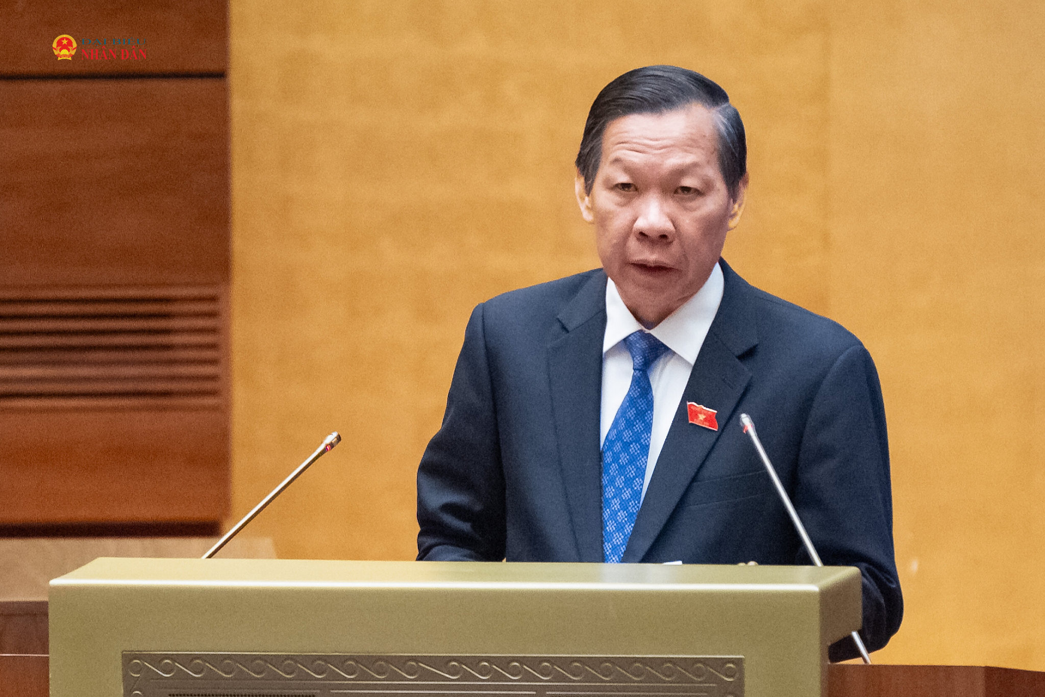 Chủ nhiệm Ủy ban Kinh tế và Tài chính Phan Văn Mãi trình bày báo cáo thẩm tra về 04 dự án: Luật Ngân sách nhà nước (hợp nhất); Luật Đấu thầu (sửa đổi); Luật sửa đổi, bổ sung một số điều của Luật Đầu tư; Luật sửa đổi, bổ sung một số điều của Luật Thuế thu nhập doanh nghiệp, Luật Thuế sử dụng đất phi…