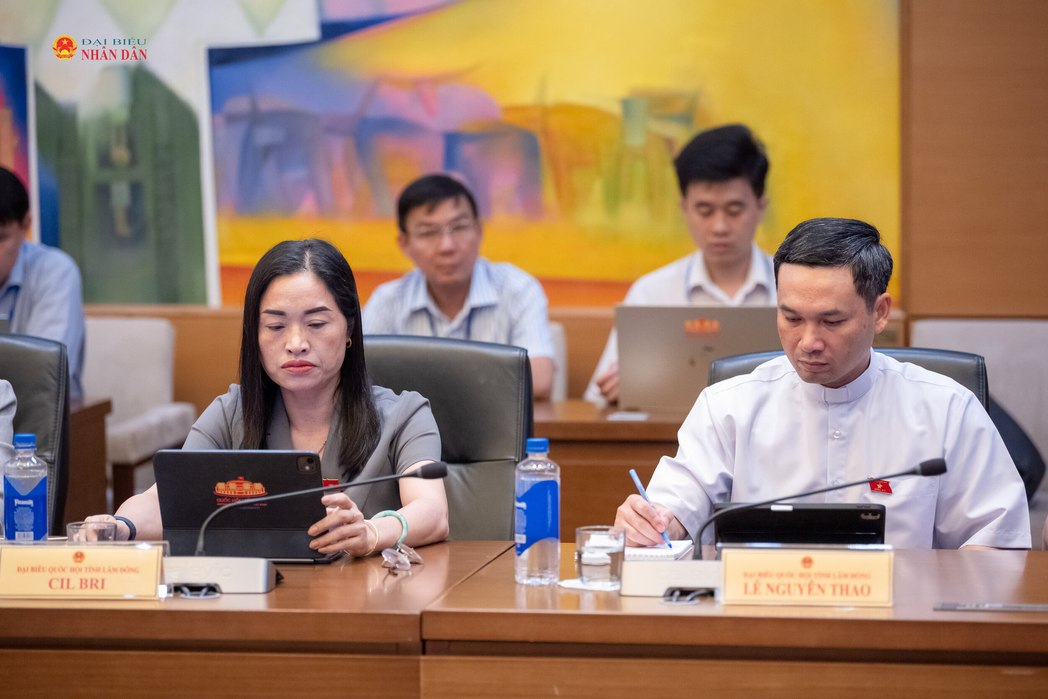 Đại biểu tham dự phiên thảo luận tại tổ 7. Ảnh: Phạm Thắng