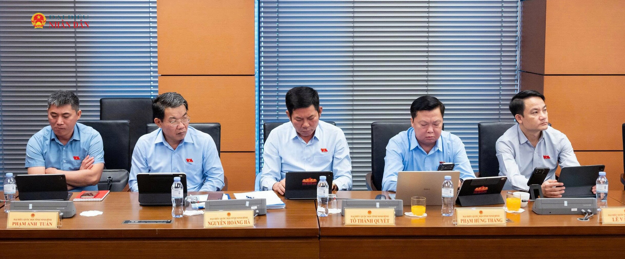 Các đại biểu dự thảo luận tại Tổ 9