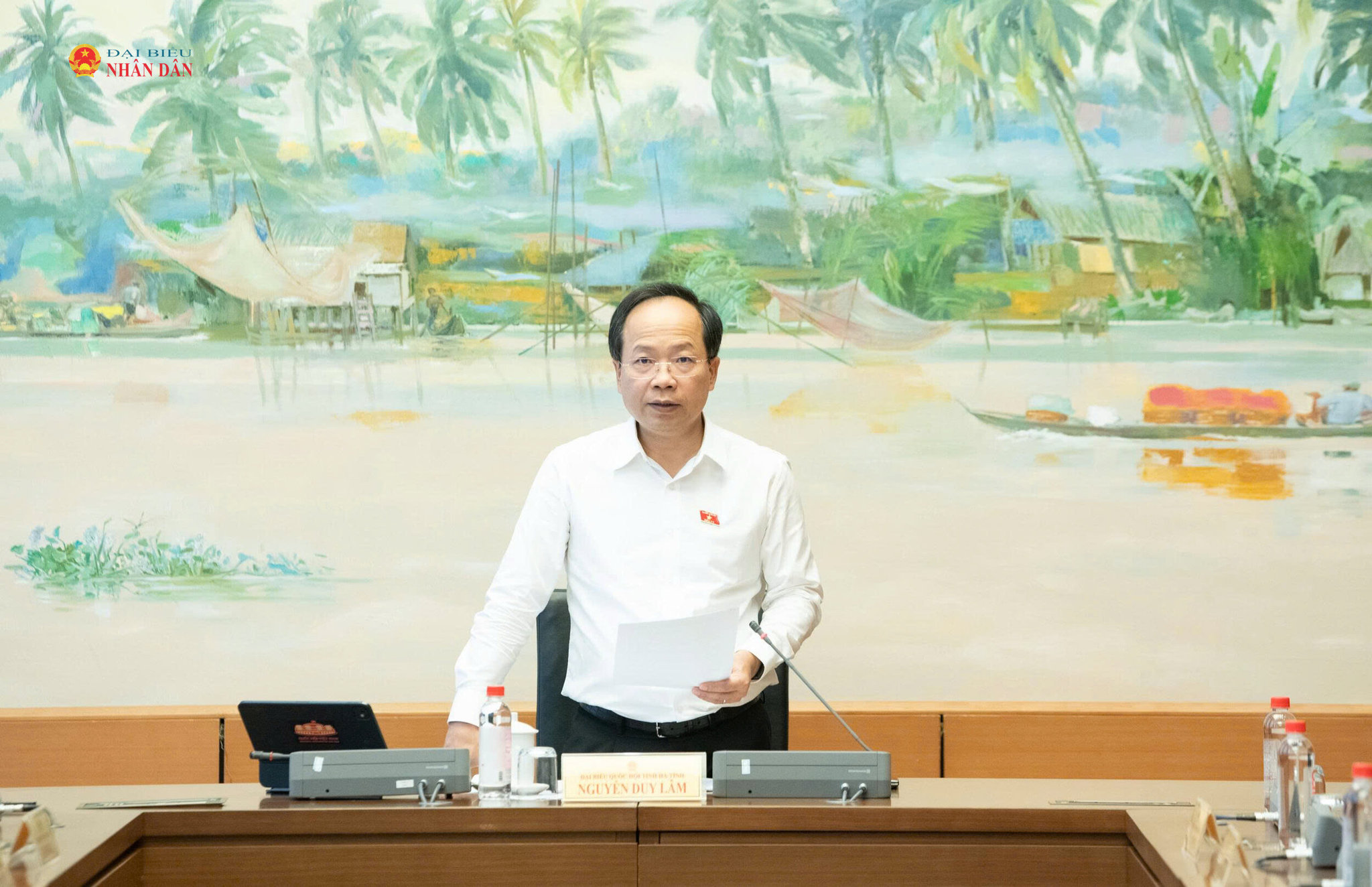 Trưởng Đoàn ĐBQH tỉnh Hà Tĩnh Nguyễn Duy Lâm điều hành phiên thảo luận tổ