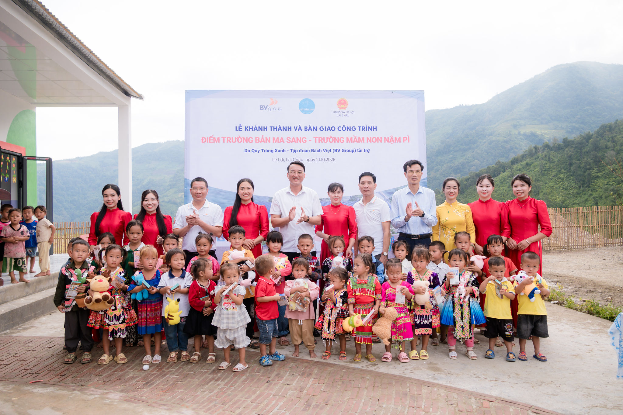 Cùng với điểm trường mới, các em học sinh Trường Mầm non Ma Sang còn nhận được những phần quà và trang thiết bị học tập do CBNV BV Group gửi tặng.