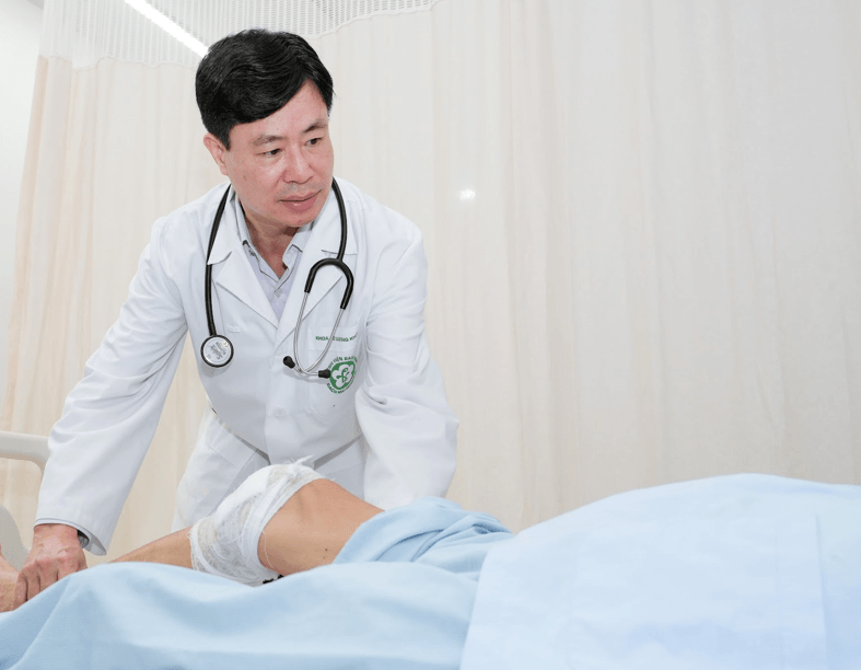 Bác sĩ thăm khám cho bệnh nhân