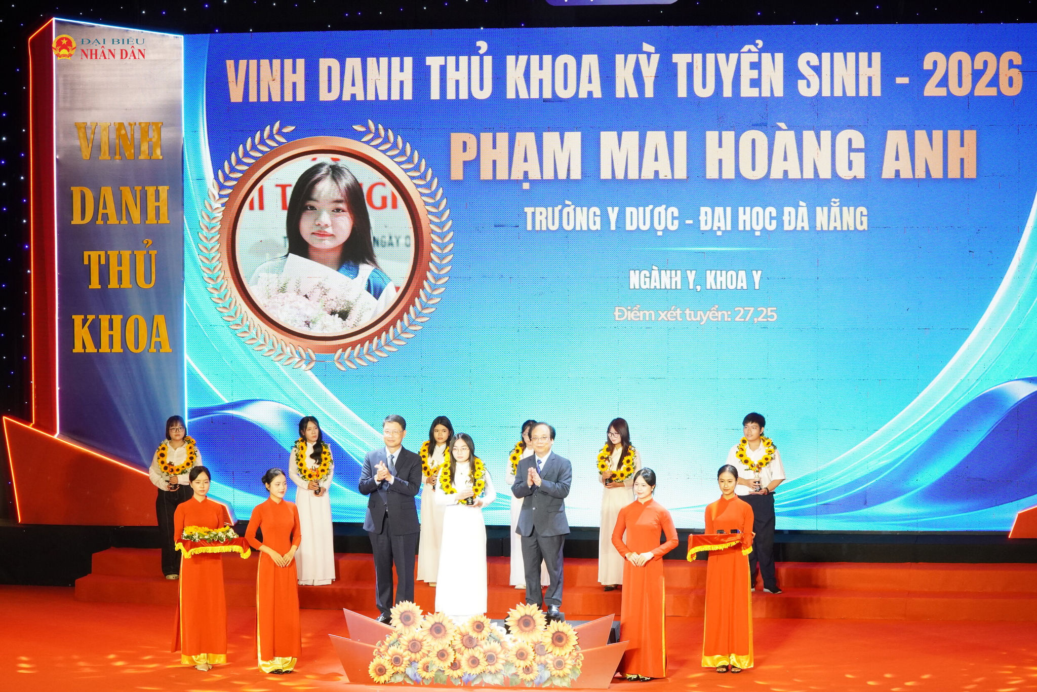 Vinh danh thủ khoa.