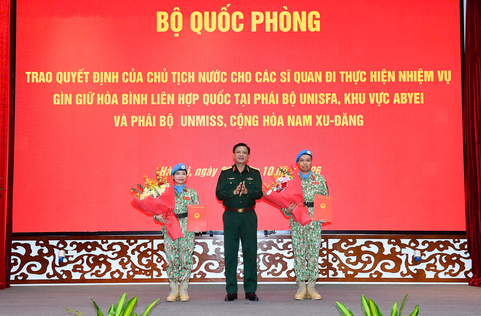 Thượng tướng Nguyễn Trường Thắng trao quyết định cho hai sĩ quan