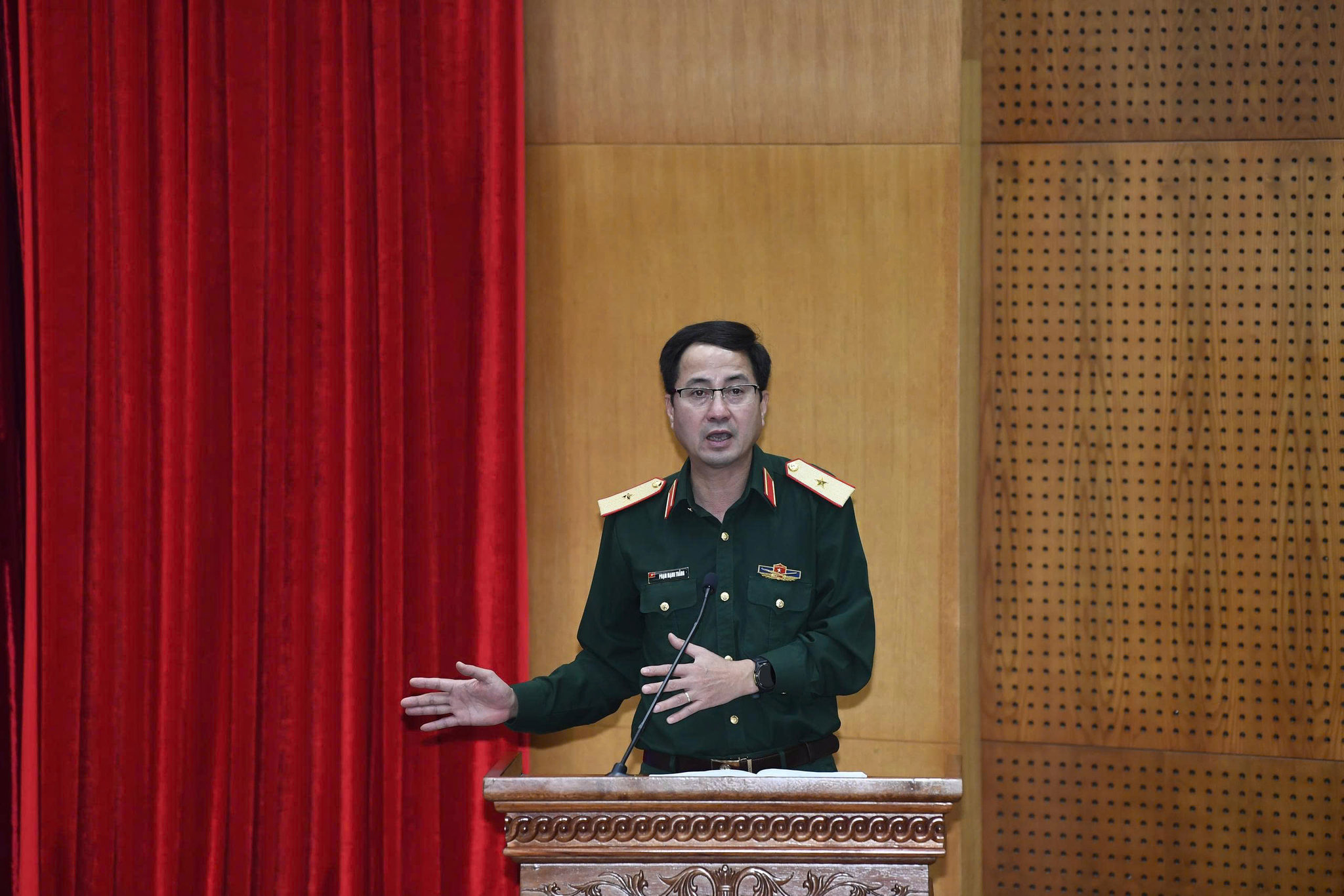 Thiếu tướng Phạm Mạnh Thắng báo cáo tại lễ trao quyết định
