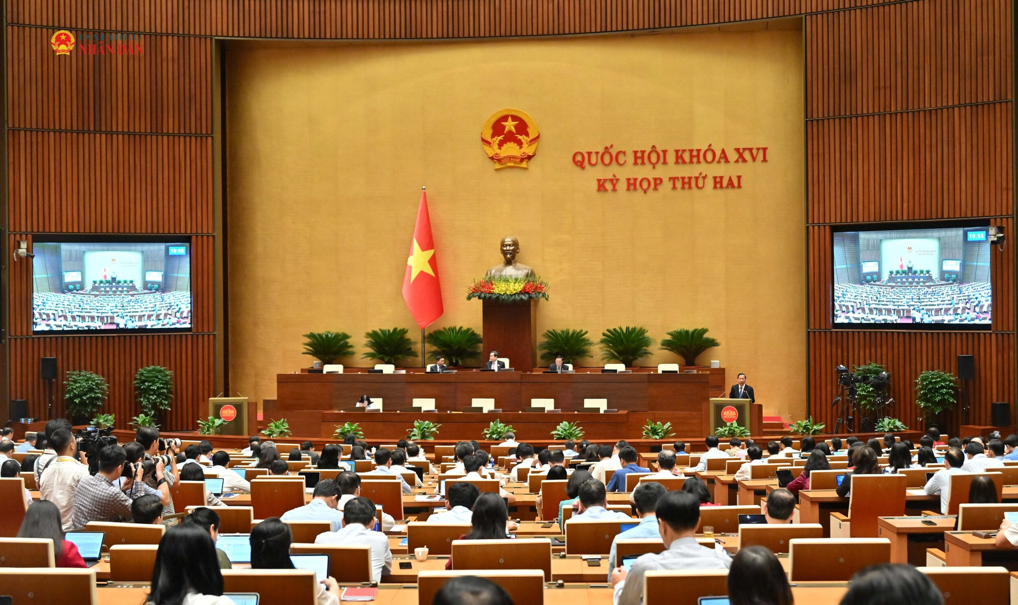 Chủ nhiệm Ủy ban Kinh tế và Tài chính Phan Văn Mãi trình bày báo cáo thẩm tra dự án Luật sửa đổi, bổ sung một số điều của Luật Đầu tư