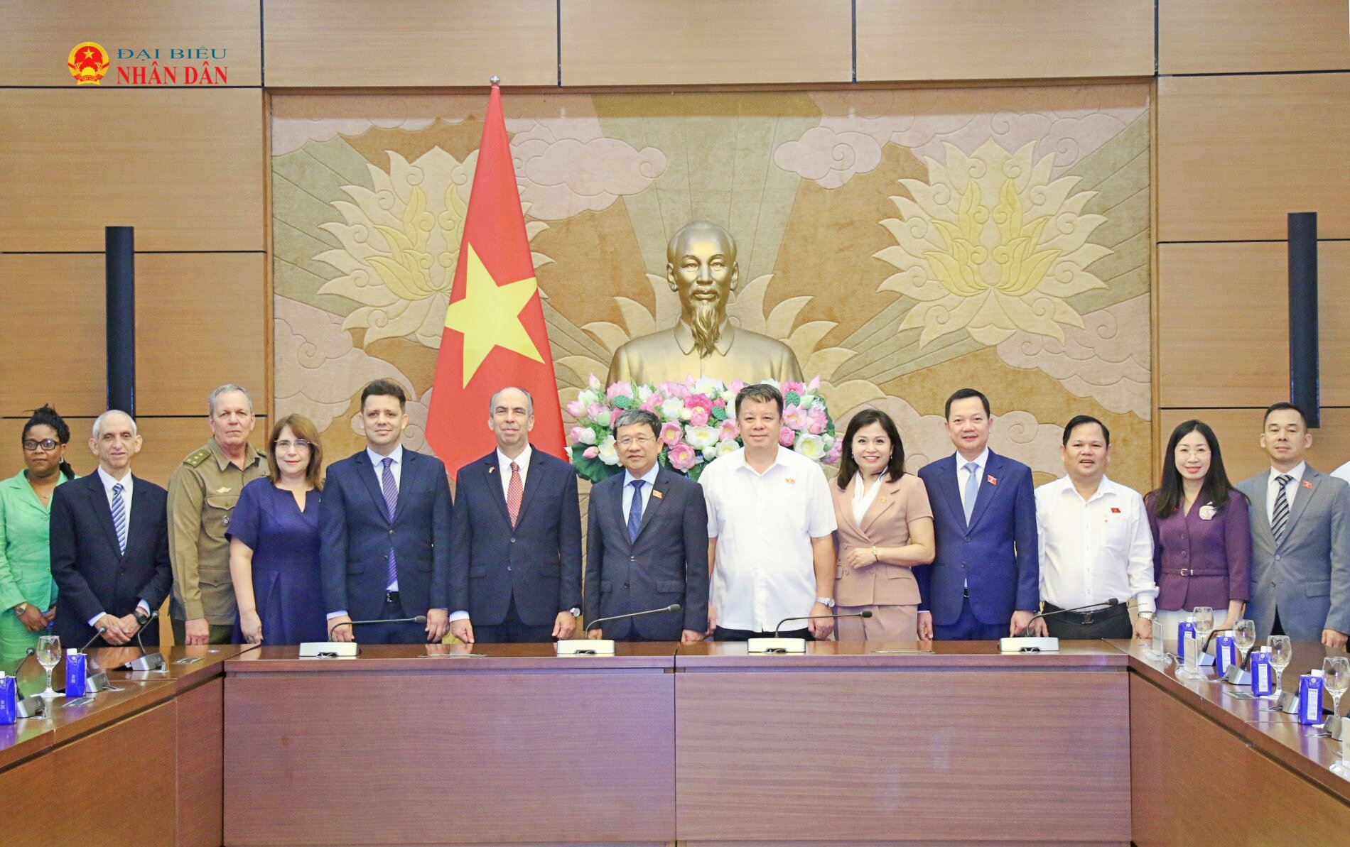 Các đại biểu chụp ảnh lưu niệm