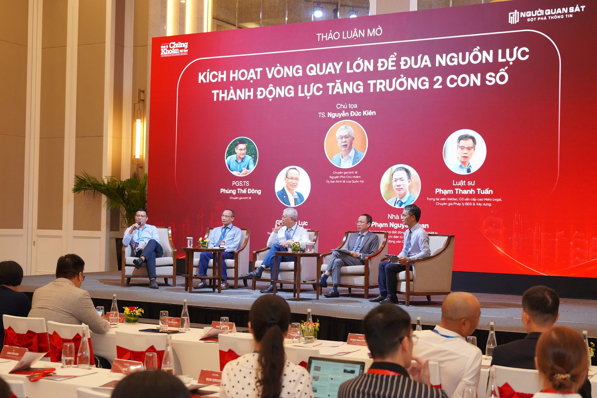 Các chuyên gia trao đổi tại hội thảo “Tháo gỡ điểm nghẽn, Khơi thông nguồn lực, Thúc đẩy tăng trưởng”