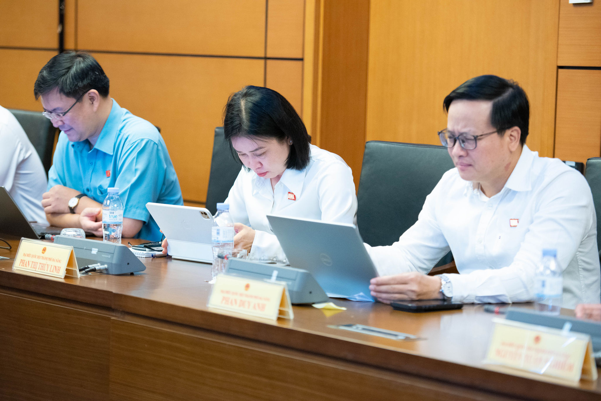 Các đại biểu dự phiên thảo luận tại tổ