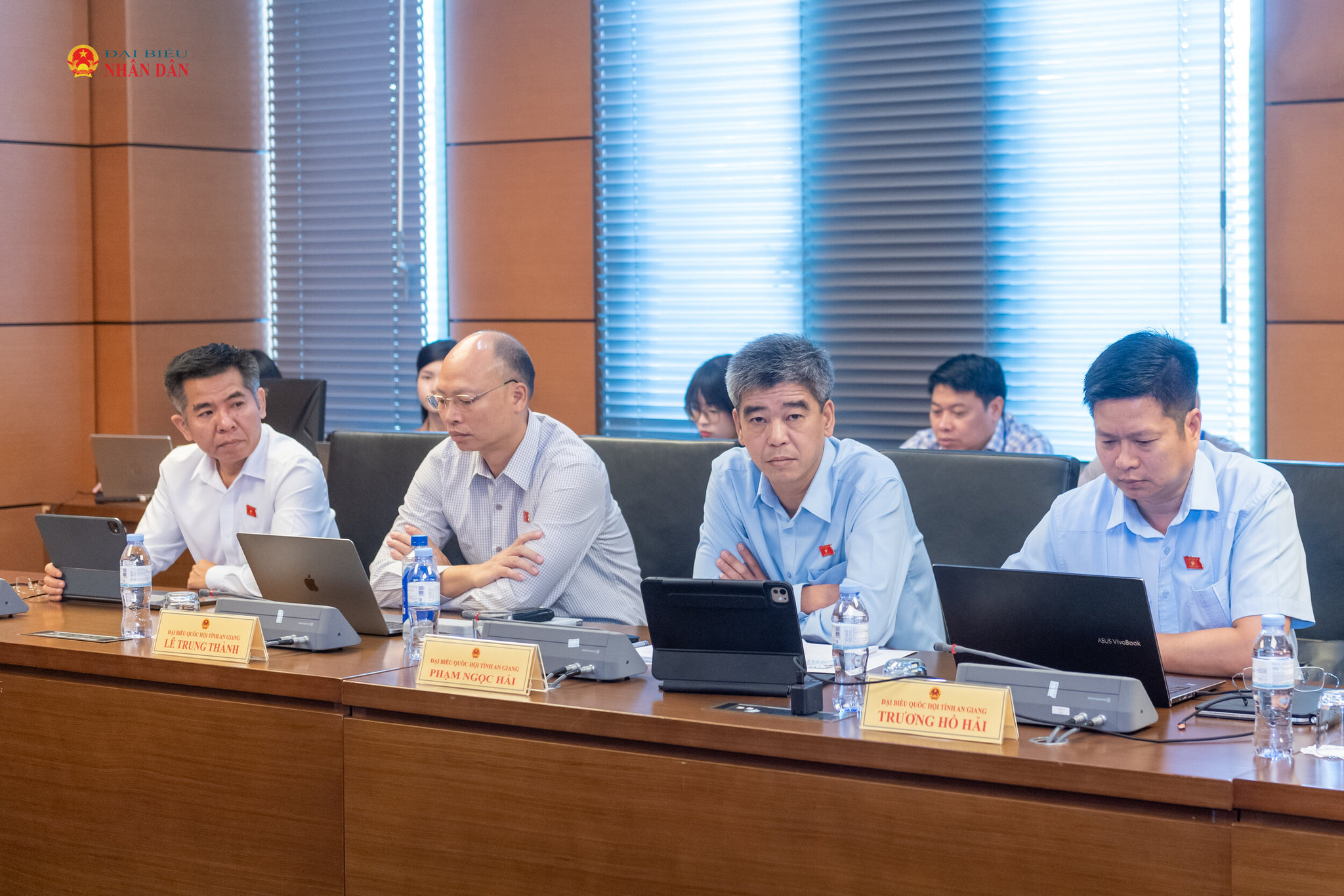 Các ĐBQH tỉnh An Giang tham dự phiên thảo luận tại Tổ 16. Ảnh: Mạnh Hưng
