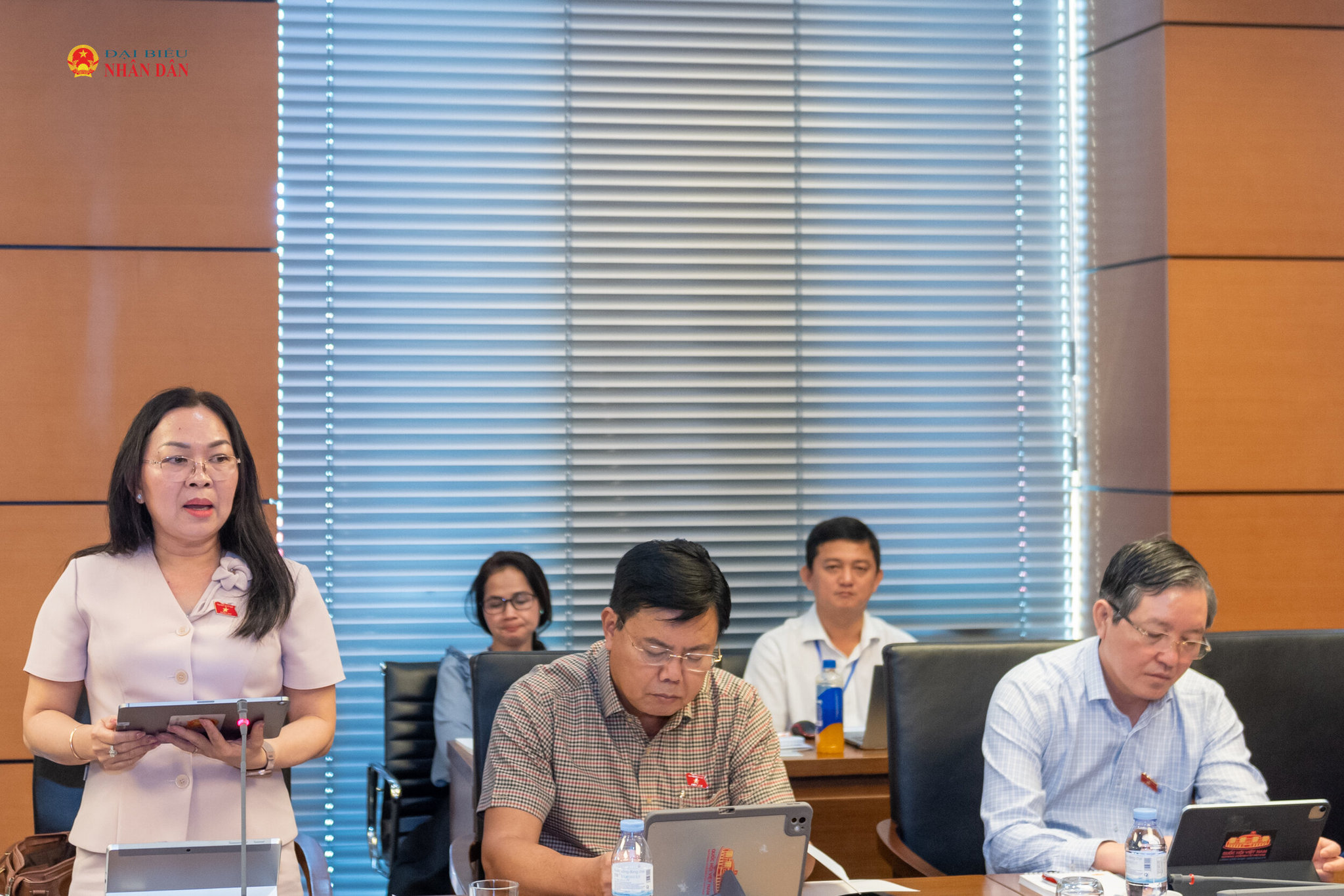 ĐBQH Lý Anh Thư (An Giang) phát biểu tại phiên thảo luận tổ. Ảnh: Mạnh Hưng