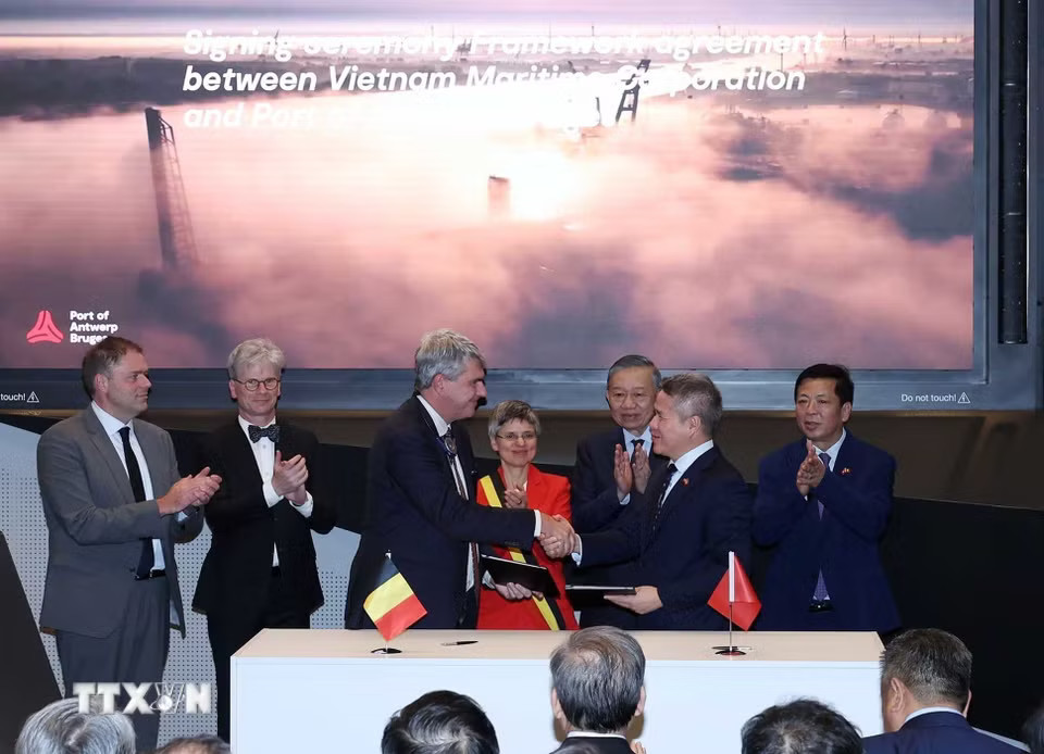 Tổng Bí thư, Chủ tịch nước Tô Lâm chứng kiến lễ ký biên bản ghi nhớ giữa Cảng Antwerp-Bruges và Tập đoàn Hàng hải Việt Nam