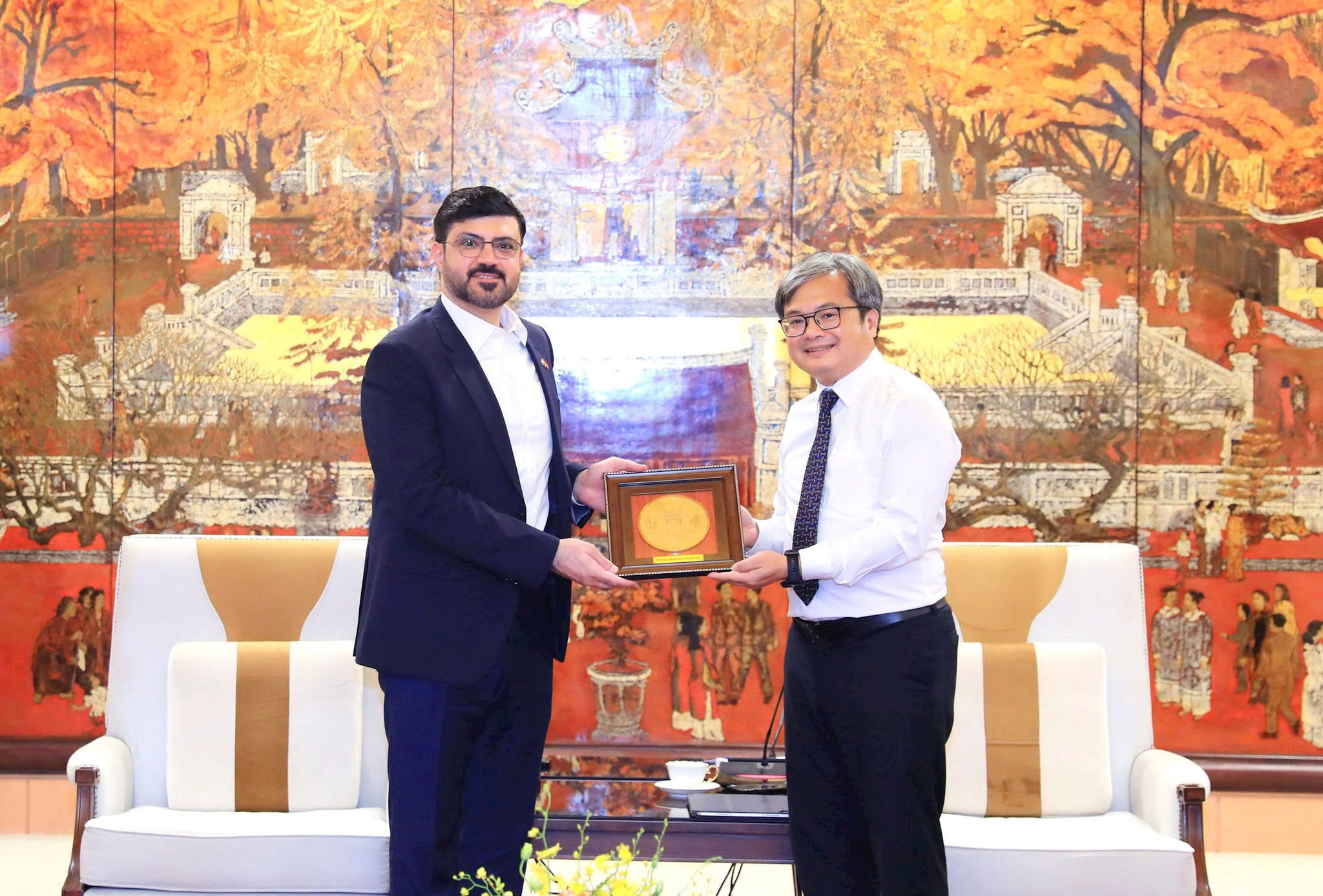 Phó Chủ tịch UBND thành phố Hà Nội Trương Việt Dũng trao quà tặng ông Mohamed bin Taliah, Trợ lý Bộ trưởng Bộ Nội các UAE phụ trách trao đổi kinh nghiệm chính phủ