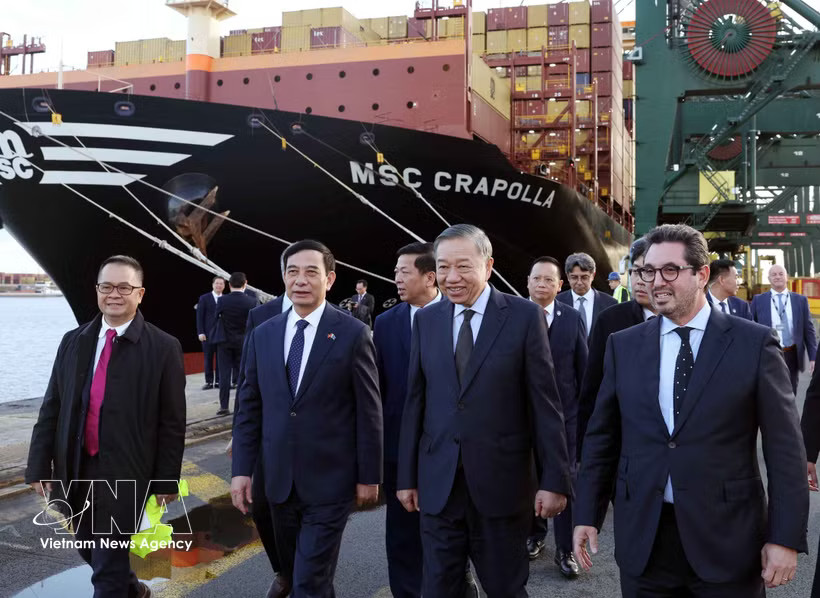 General Secretary of the Communist Party of Vietnam Central Committee and President To Lam (second, right) and a high-ranking Vietnamese delegation visit the Port of Antwerp-Bruges on the afternoon of October 22 (local time). (Photo: VNA)