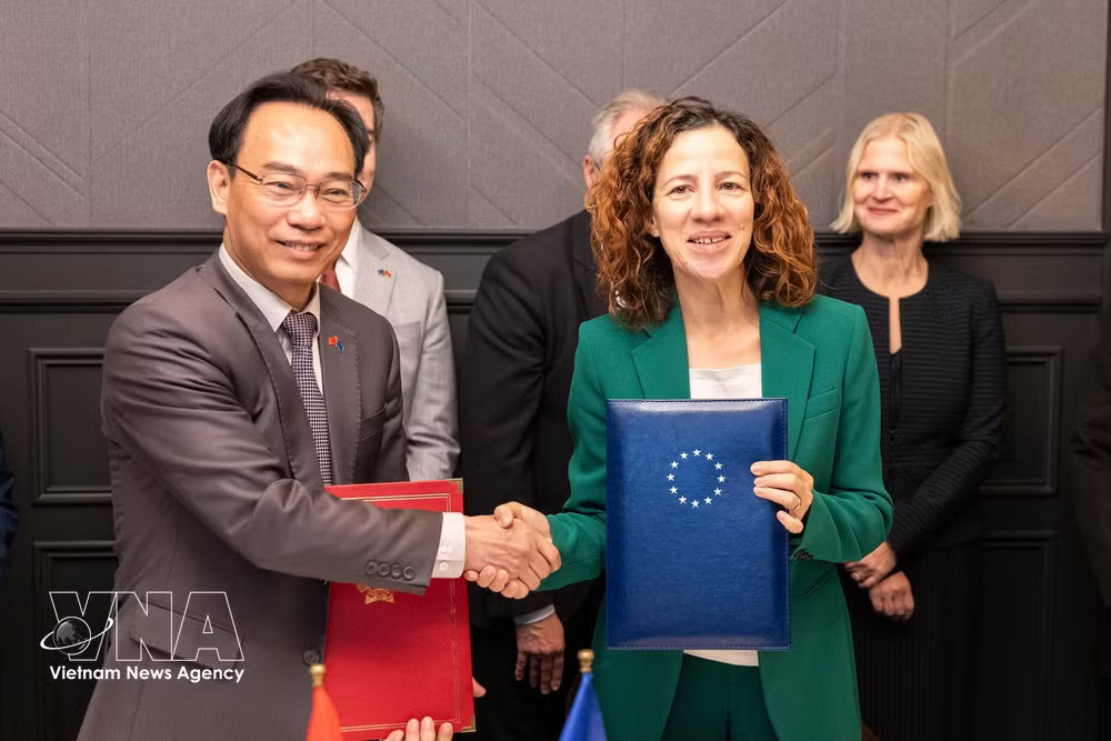 Vietnamese Minister of Education and Training Hoang Minh Son (left) and EC Executive Vice-President for Social Rights and Skills, Quality Jobs and Preparedness Roxana Minzatu exchange the Letter of Intent on Education and Training on October 22 in Brussels. (Photo: VNA) vnanet_son2.jpg