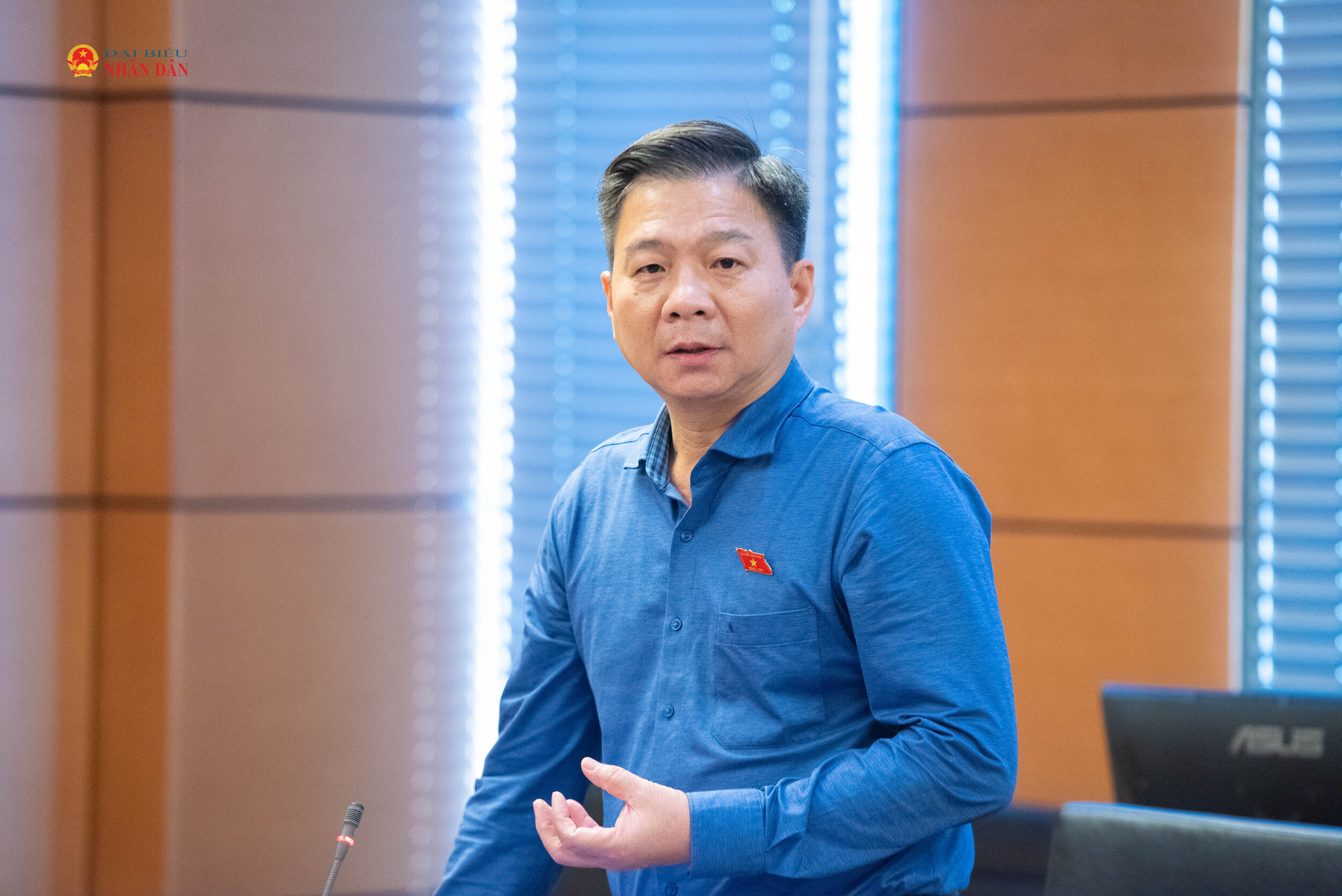 Phó Trưởng đoàn chuyên trách tỉnh Cà Mau ĐBQH Nguyễn Bình Tân phát biểu. Ảnh: Xuân Quý