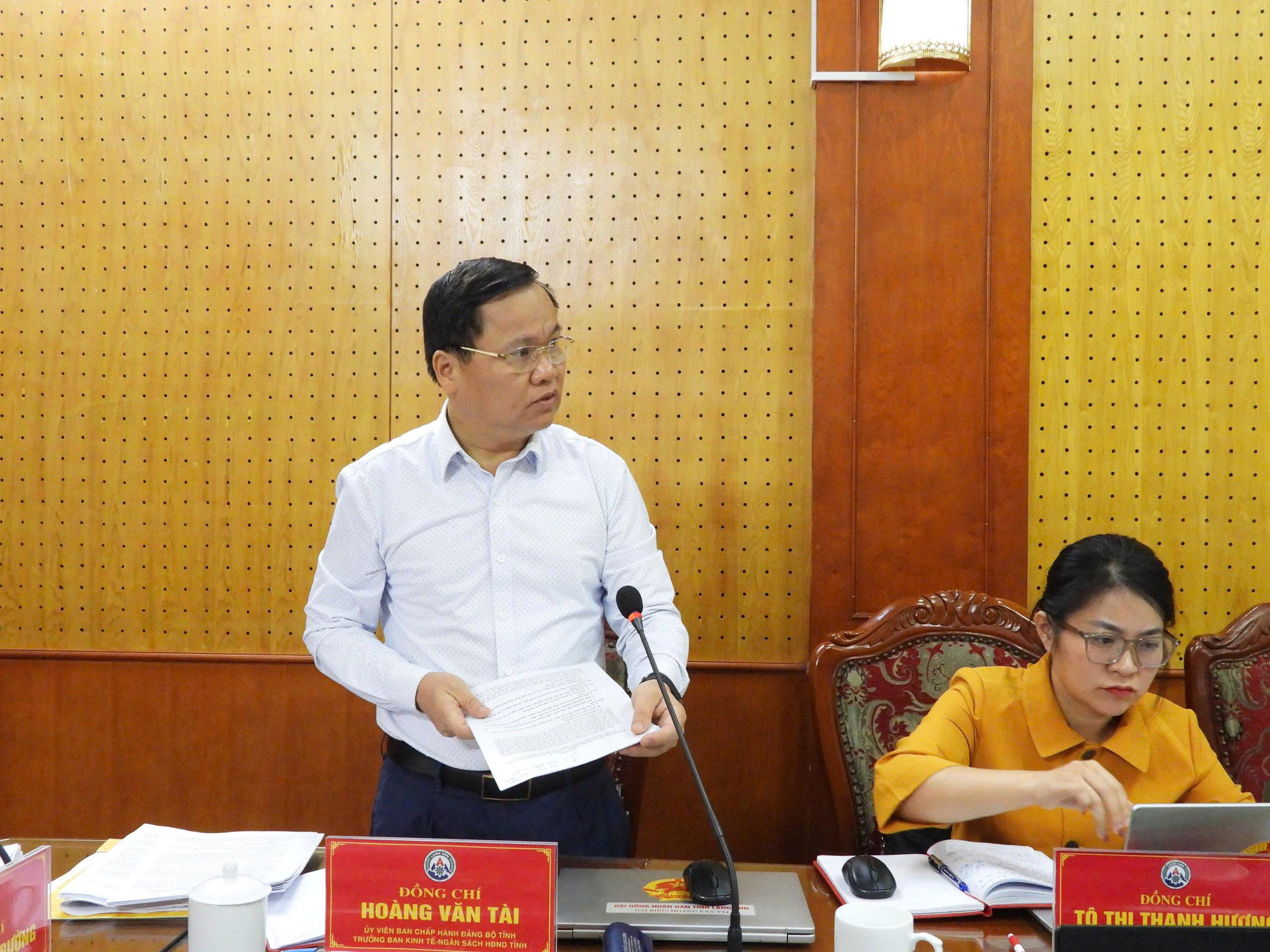 Trưởng Ban Kinh tế Ngân sách HĐND tỉnh Lạng Sơn Hoàng Văn Tài phát biểu. Ảnh BN