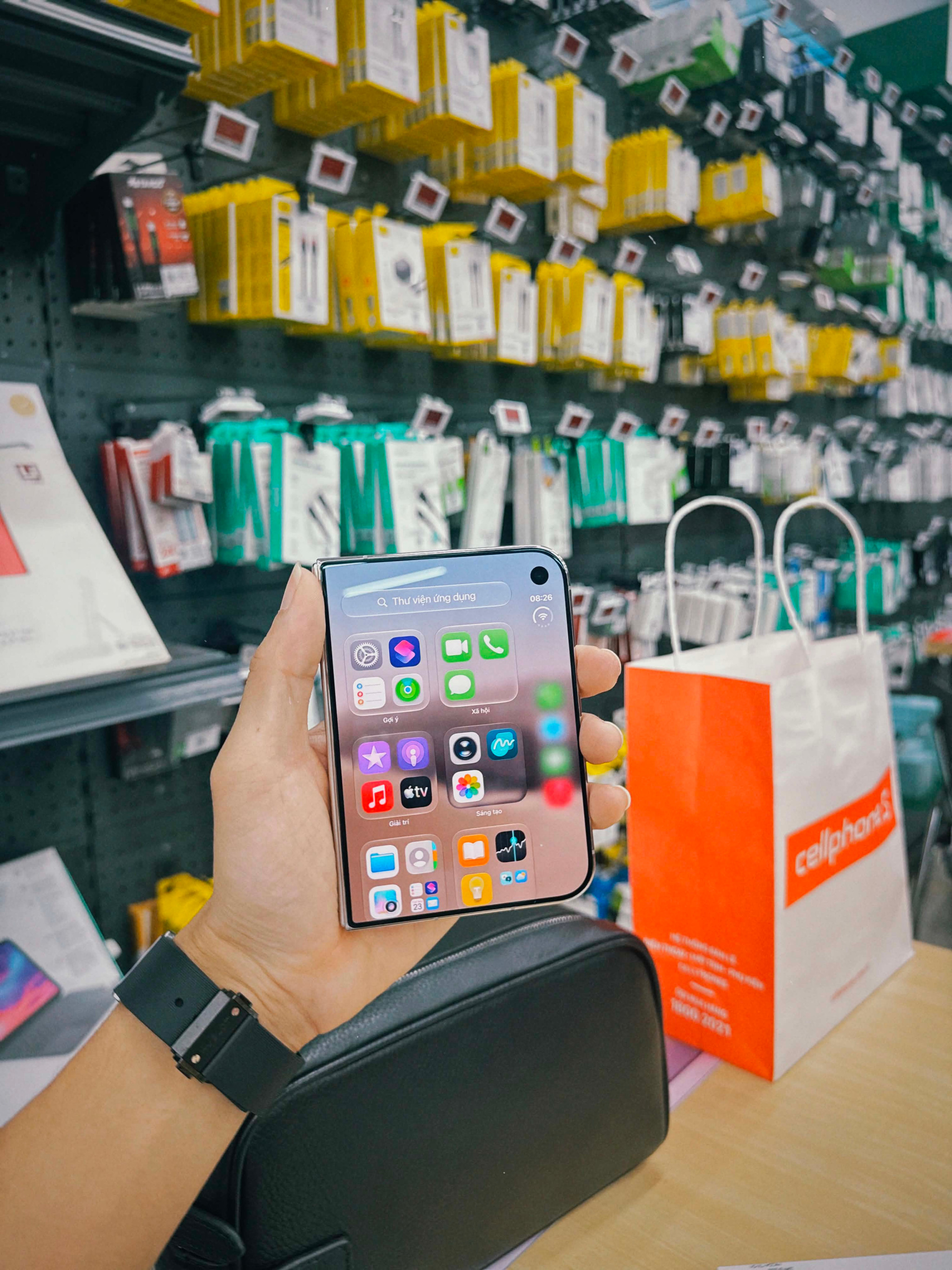 اليوم الأول من مبيعات iPhone Duo: حضر عدد قليل من العملاء بسبب محدودية المخزون وارتفاع السعر، مما دفع الكثيرين إلى اختيار خطط التقسيط.