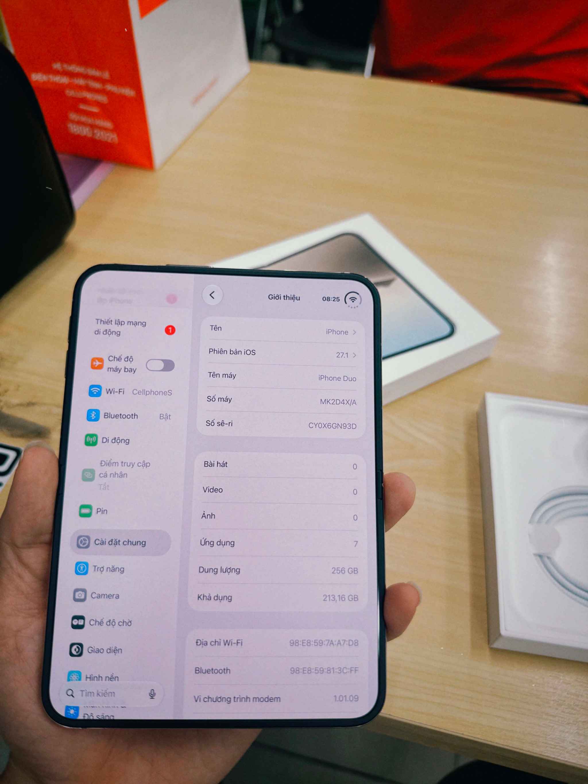 اليوم الأول من مبيعات iPhone Duo: حضر عدد قليل من العملاء بسبب محدودية المخزون وارتفاع السعر، مما دفع الكثيرين إلى اختيار خطط التقسيط.