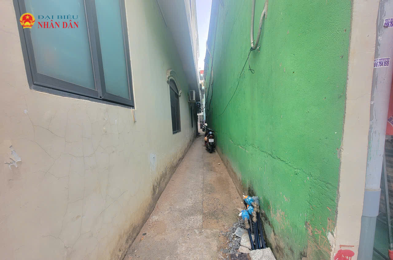 Trên địa bàn TP. Hồ Chí Minh có rất nhiều tuyến đường, hẻm rất nhỏ hẹp gây khó khăn cho việc đi lại, không bảo đảm các điều kiện về an toàn phòng cháy chữa cháy. Do đó, việc người dân hiến đất để mở rộng hẻm là rất thiết thực, ý nghĩa