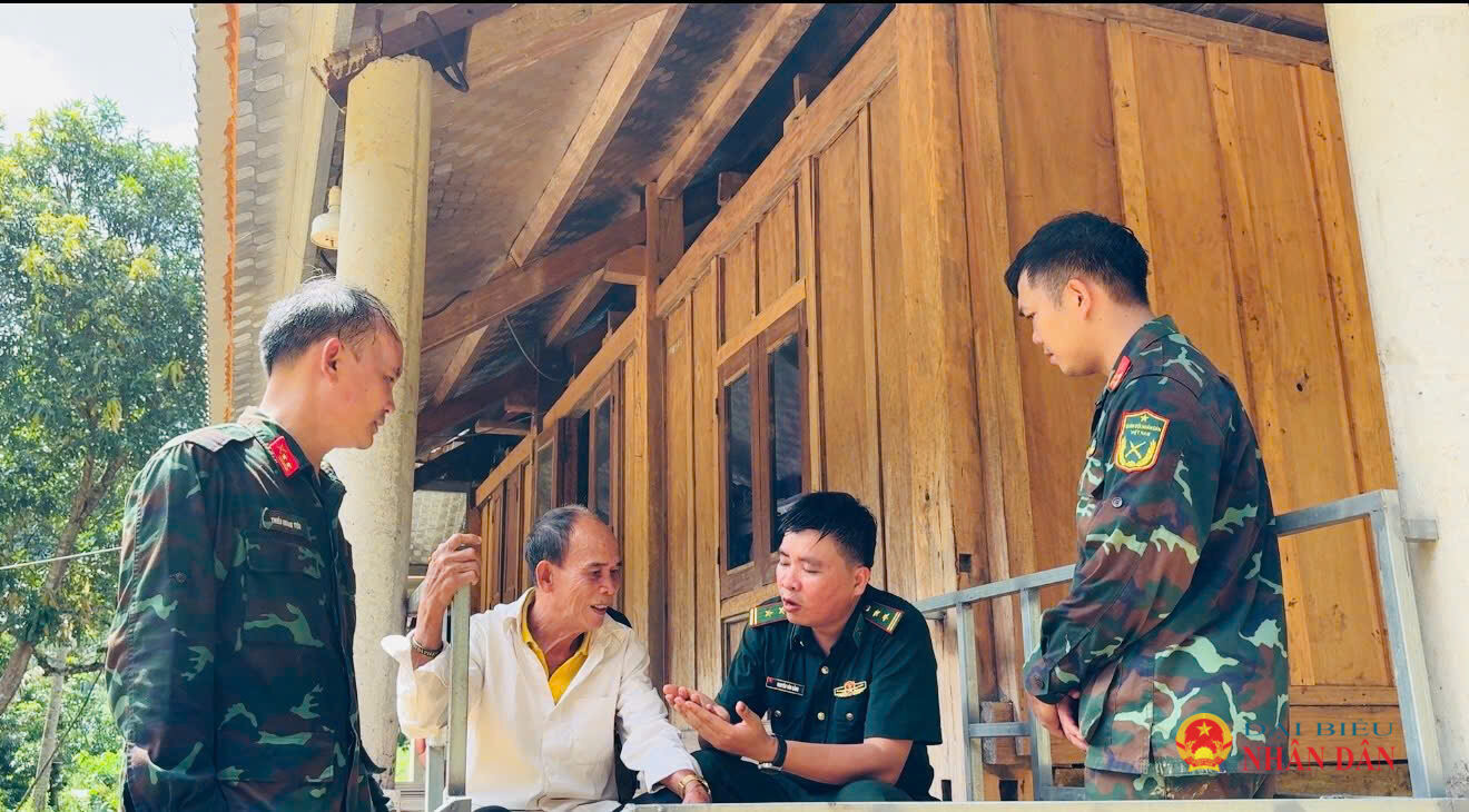Thông tin từ người dân, già làng, trưởng bản và cựu chiến binh là chiếc ”la bàn” để tổ công tác lần lại con đường xưa