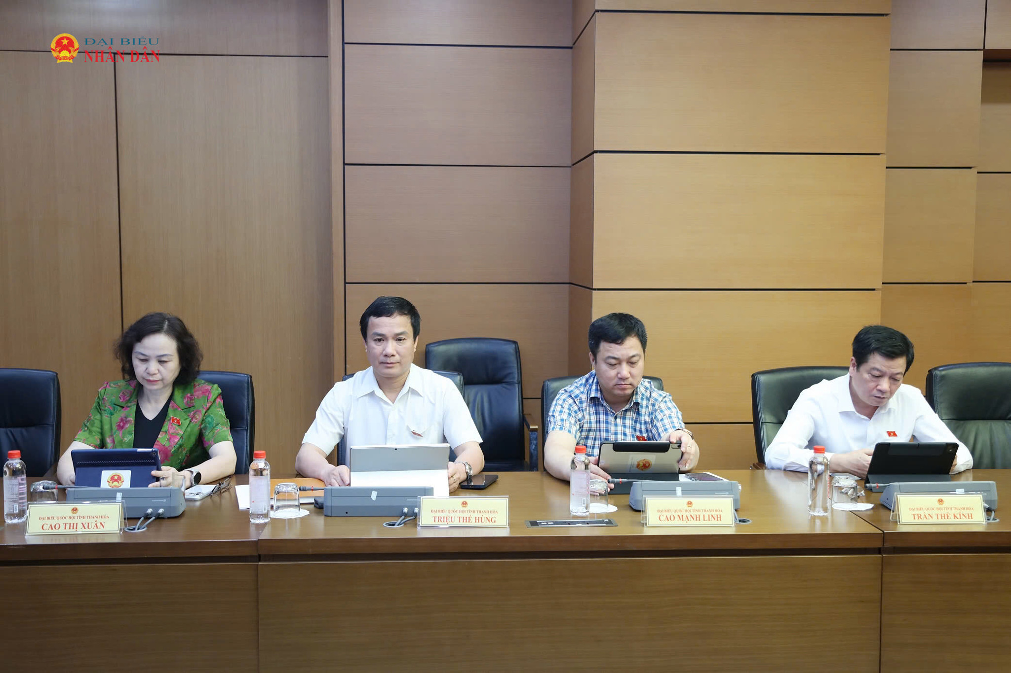 Các ĐBQH tỉnh Thanh Hóa tham dự thảo luận tổ