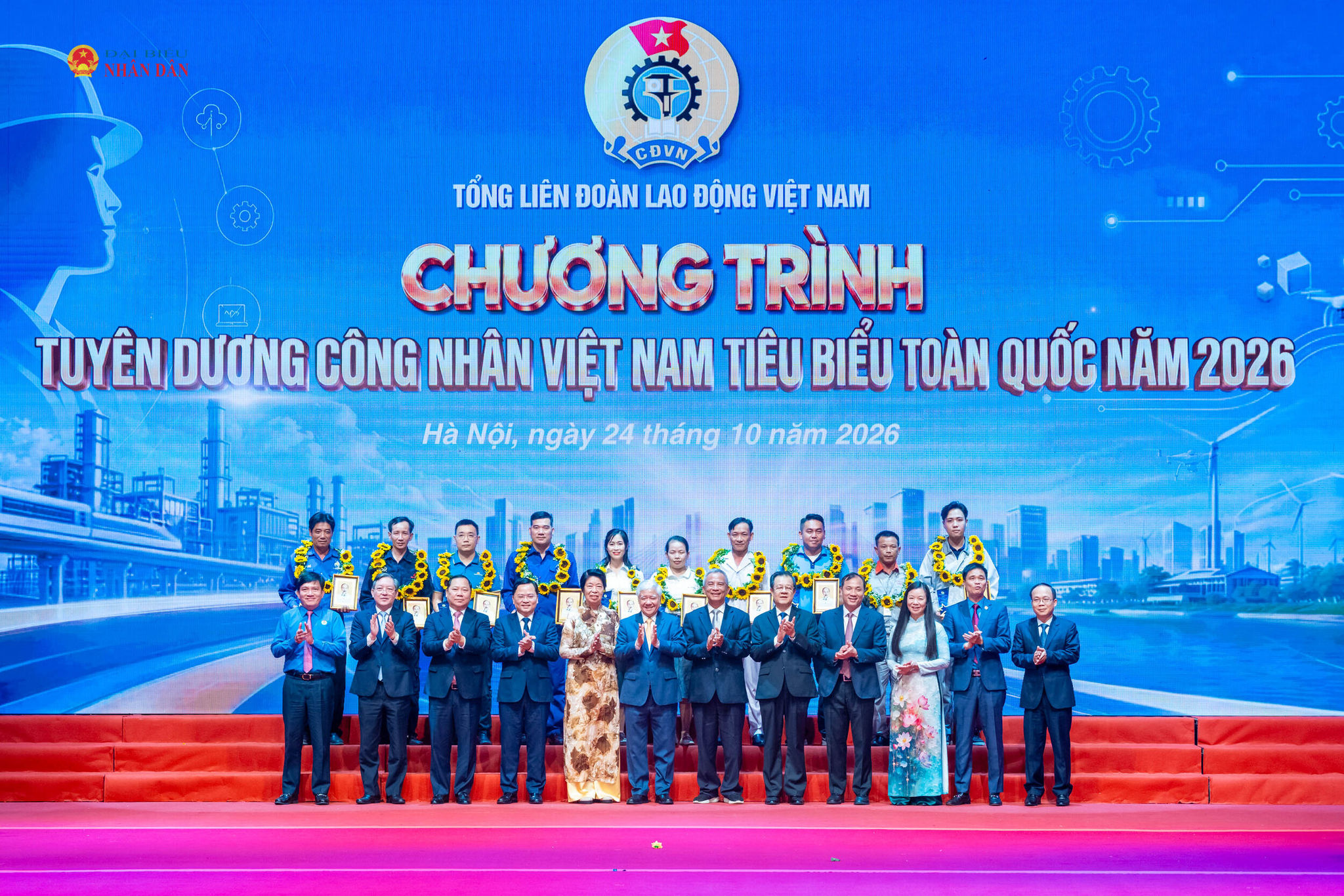 Phó Chủ tịch Thường trực Quốc hội Đỗ Văn Chiến, Chủ tịch Tổng Liên đoàn Lao động Việt Nam Nguyễn Anh Tuấn trao quà tặng vinh danh 10 Công nhân tiêu biểu toàn quốc năm 2026