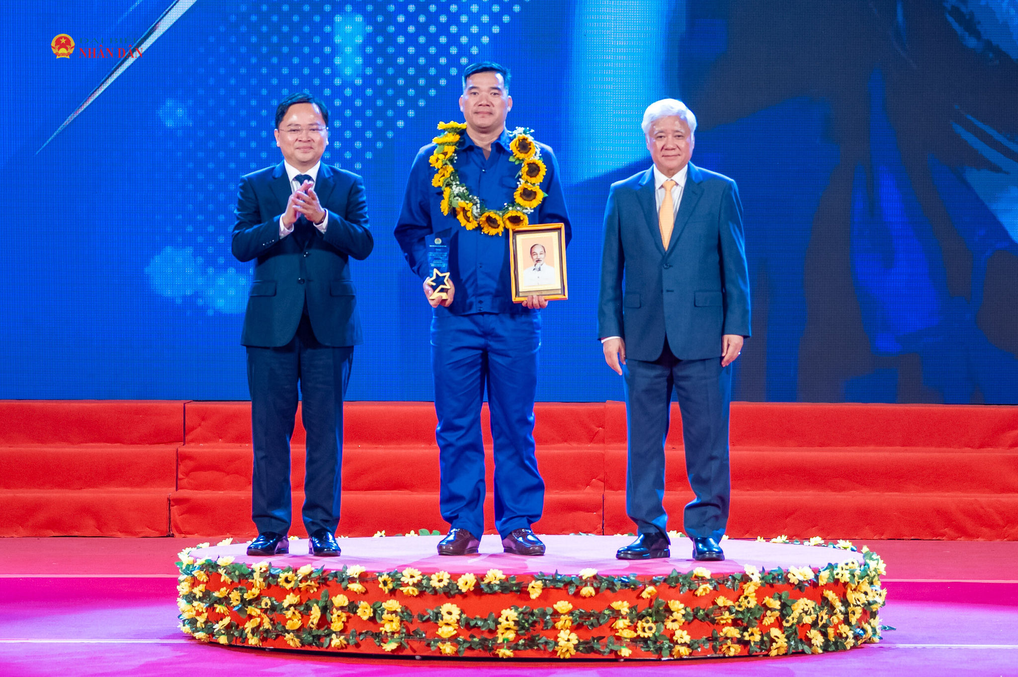Phó Chủ tịch Thường trực Quốc hội Đỗ Văn Chiến, Chủ tịch Tổng Liên đoàn Lao động Việt Nam Nguyễn Anh Tuấn trao quà tặng vinh danh 10 Công nhân tiêu biểu toàn quốc năm 2026