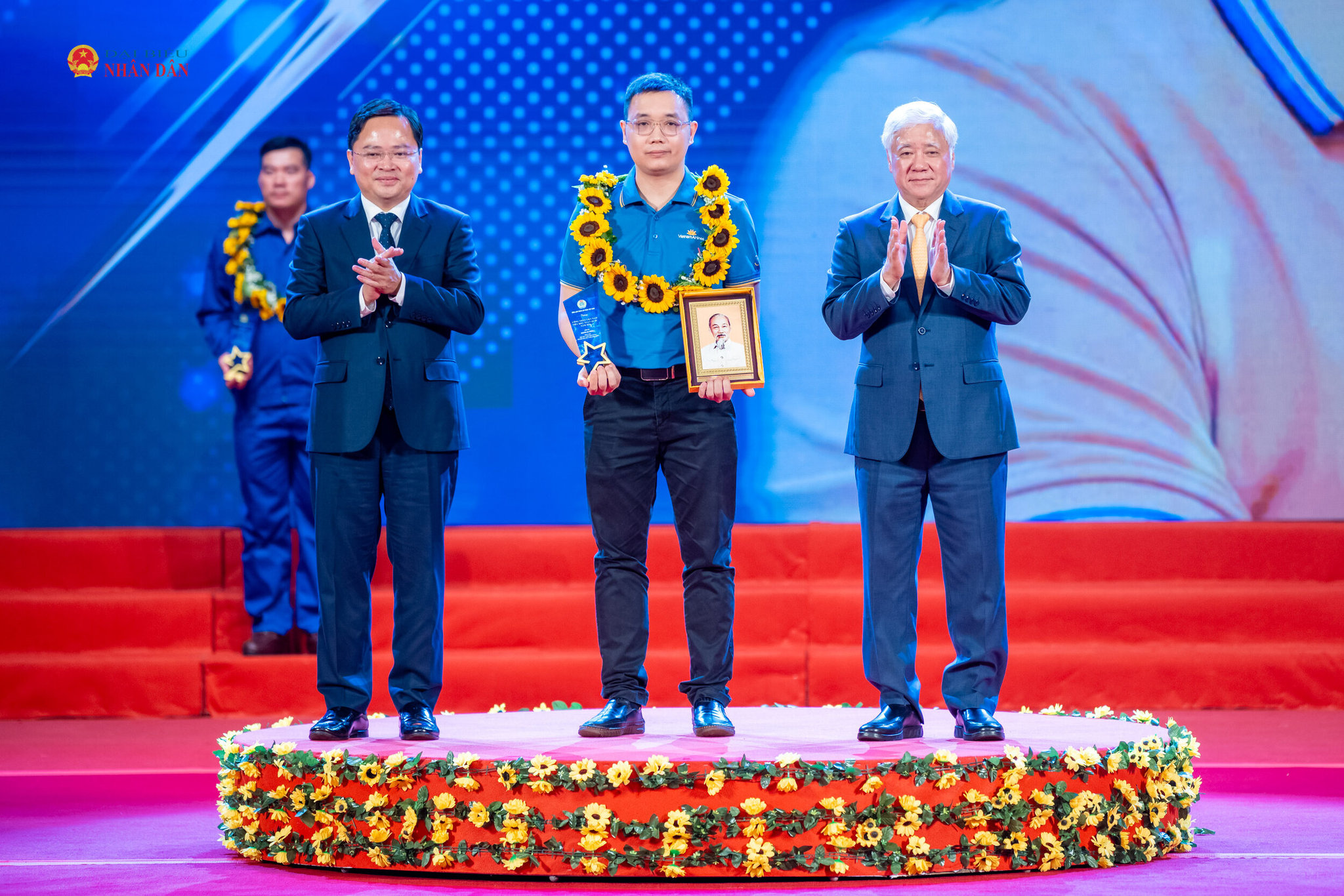 Phó Chủ tịch Thường trực Quốc hội Đỗ Văn Chiến, Chủ tịch Tổng Liên đoàn Lao động Việt Nam Nguyễn Anh Tuấn trao quà tặng vinh danh 10 Công nhân tiêu biểu toàn quốc năm 2026