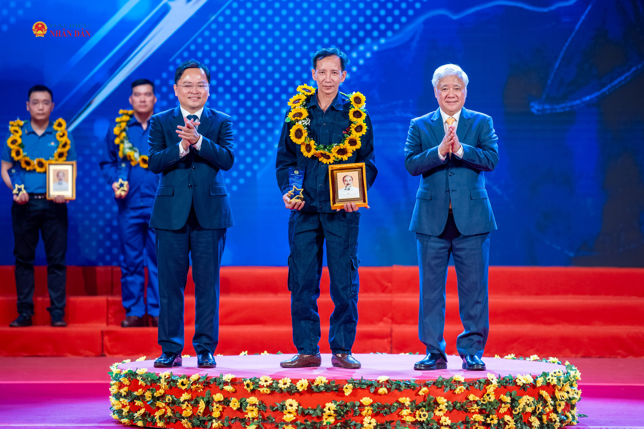 Phó Chủ tịch Thường trực Quốc hội Đỗ Văn Chiến, Chủ tịch Tổng Liên đoàn Lao động Việt Nam Nguyễn Anh Tuấn trao quà tặng vinh danh 10 Công nhân tiêu biểu toàn quốc năm 2026