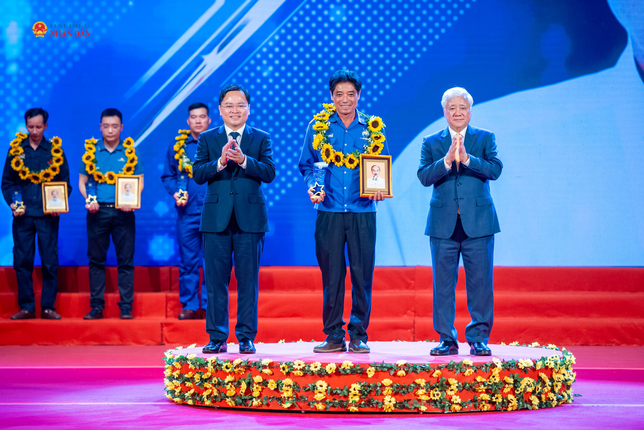 Phó Chủ tịch Thường trực Quốc hội Đỗ Văn Chiến, Chủ tịch Tổng Liên đoàn Lao động Việt Nam Nguyễn Anh Tuấn trao quà tặng vinh danh 10 Công nhân tiêu biểu toàn quốc năm 2026