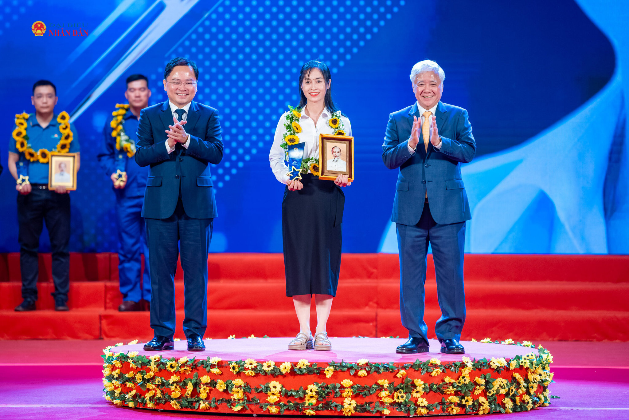 Phó Chủ tịch Thường trực Quốc hội Đỗ Văn Chiến, Chủ tịch Tổng Liên đoàn Lao động Việt Nam Nguyễn Anh Tuấn trao quà tặng vinh danh 10 Công nhân tiêu biểu toàn quốc năm 2026