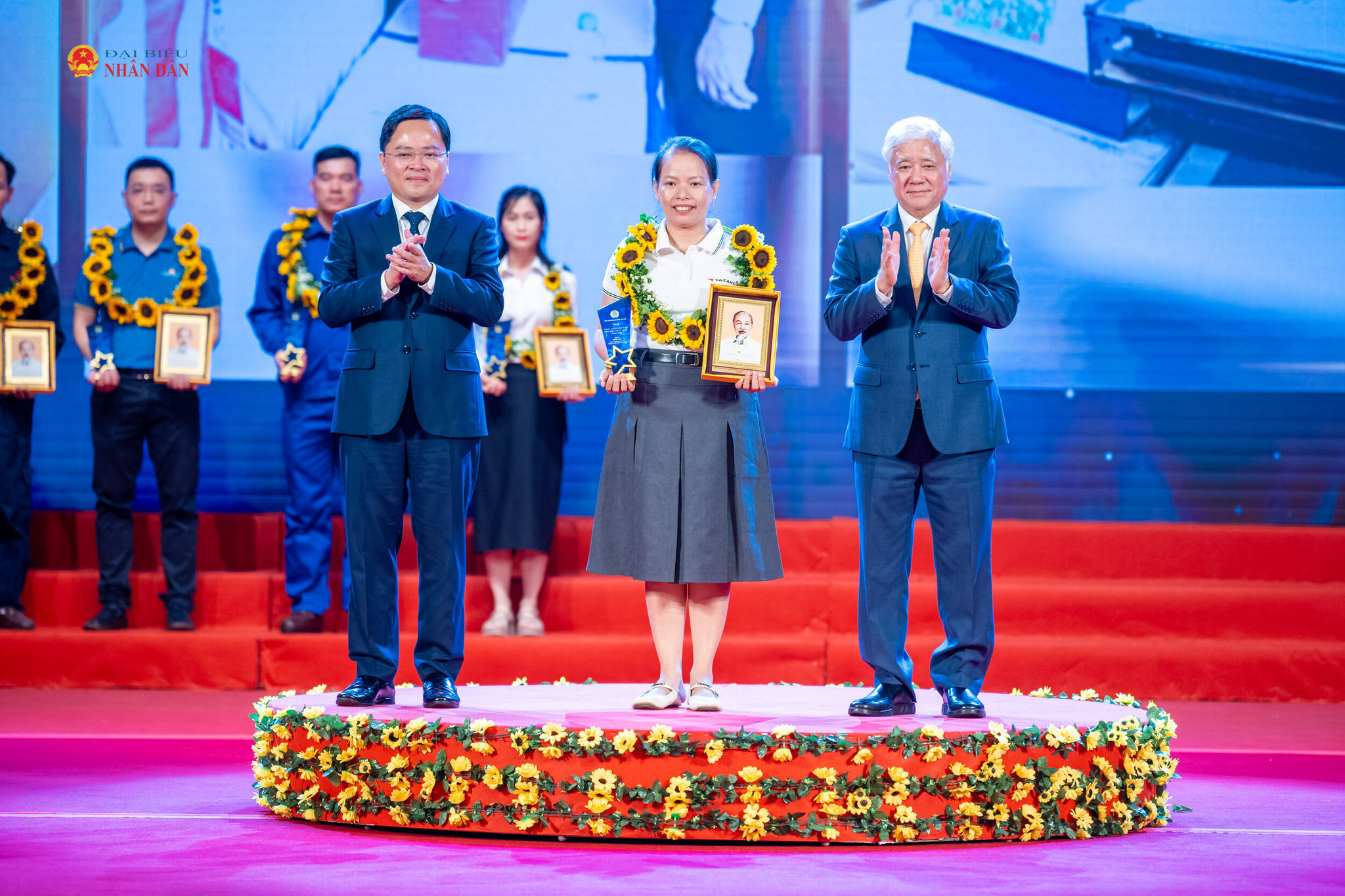 Phó Chủ tịch Thường trực Quốc hội Đỗ Văn Chiến, Chủ tịch Tổng Liên đoàn Lao động Việt Nam Nguyễn Anh Tuấn trao quà tặng vinh danh 10 Công nhân tiêu biểu toàn quốc năm 2026