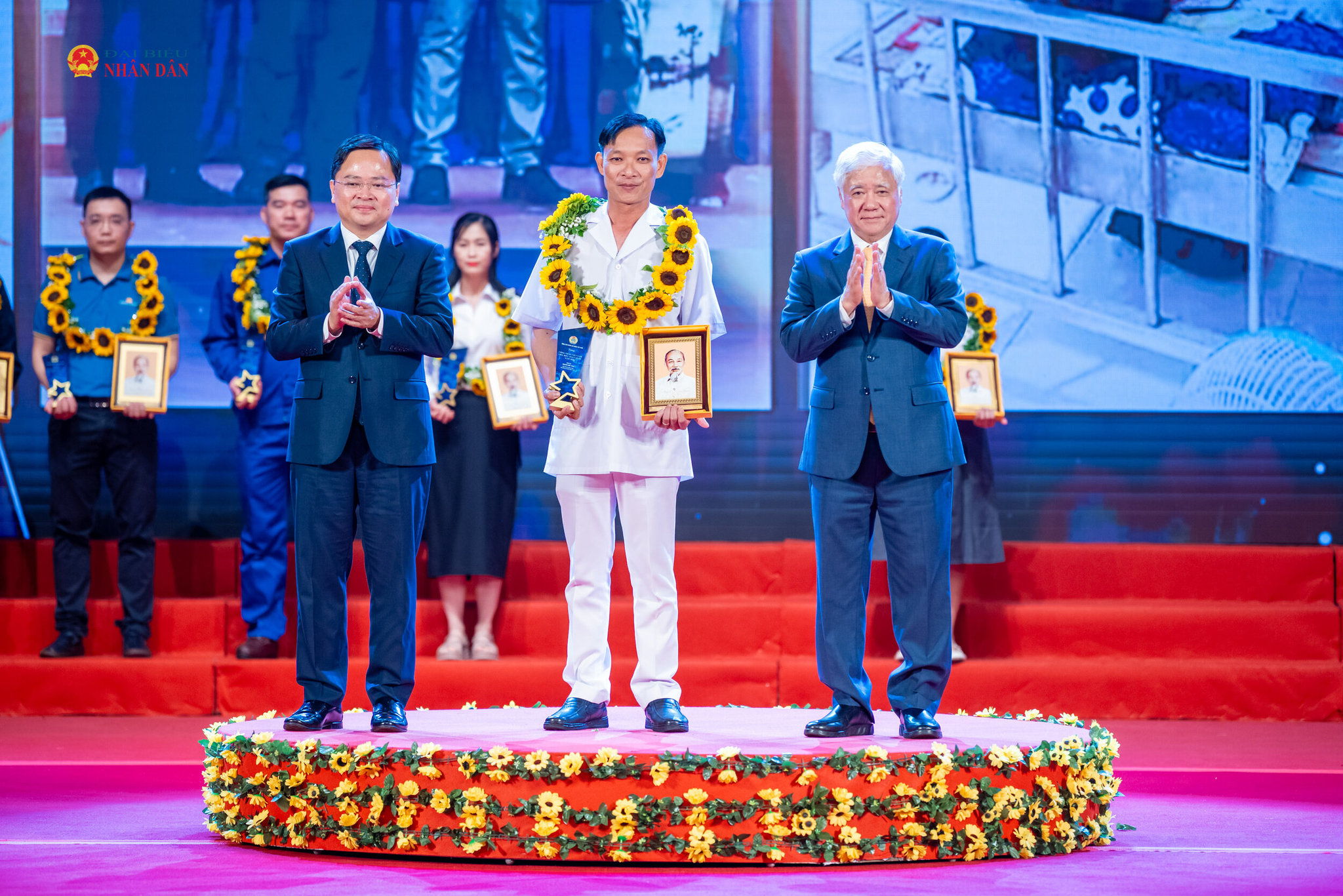 Phó Chủ tịch Thường trực Quốc hội Đỗ Văn Chiến, Chủ tịch Tổng Liên đoàn Lao động Việt Nam Nguyễn Anh Tuấn trao quà tặng vinh danh 10 Công nhân tiêu biểu toàn quốc năm 2026