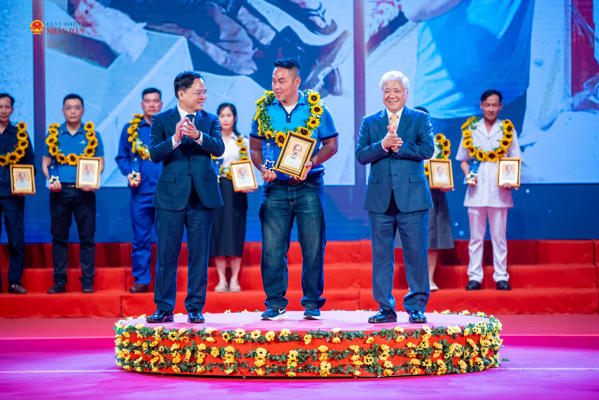 Phó Chủ tịch Thường trực Quốc hội Đỗ Văn Chiến, Chủ tịch Tổng Liên đoàn Lao động Việt Nam Nguyễn Anh Tuấn trao quà tặng vinh danh 10 Công nhân tiêu biểu toàn quốc năm 2026