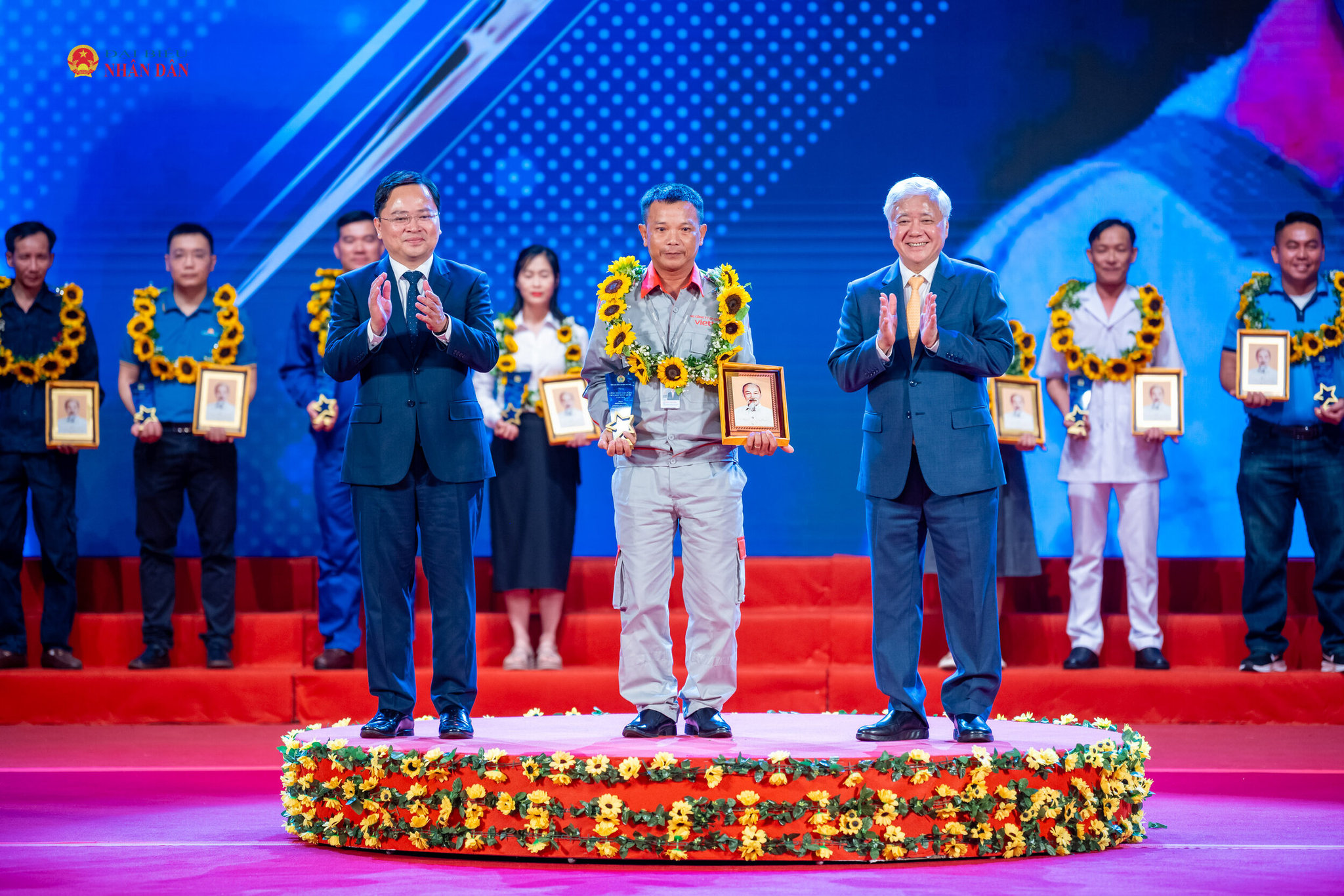 Phó Chủ tịch Thường trực Quốc hội Đỗ Văn Chiến, Chủ tịch Tổng Liên đoàn Lao động Việt Nam Nguyễn Anh Tuấn trao quà tặng vinh danh 10 Công nhân tiêu biểu toàn quốc năm 2026