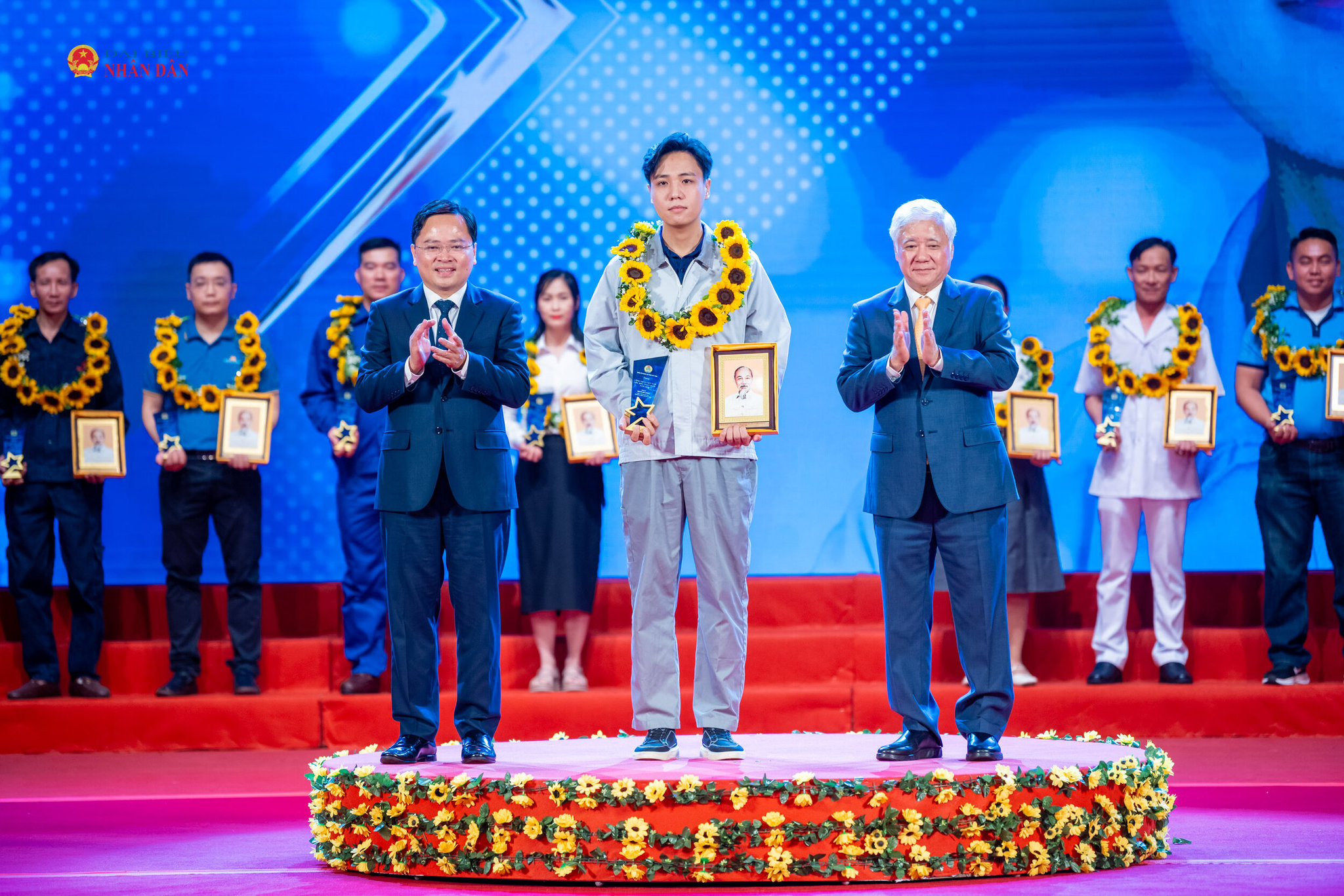 Phó Chủ tịch Thường trực Quốc hội Đỗ Văn Chiến, Chủ tịch Tổng Liên đoàn Lao động Việt Nam Nguyễn Anh Tuấn trao quà tặng vinh danh 10 Công nhân tiêu biểu toàn quốc năm 2026